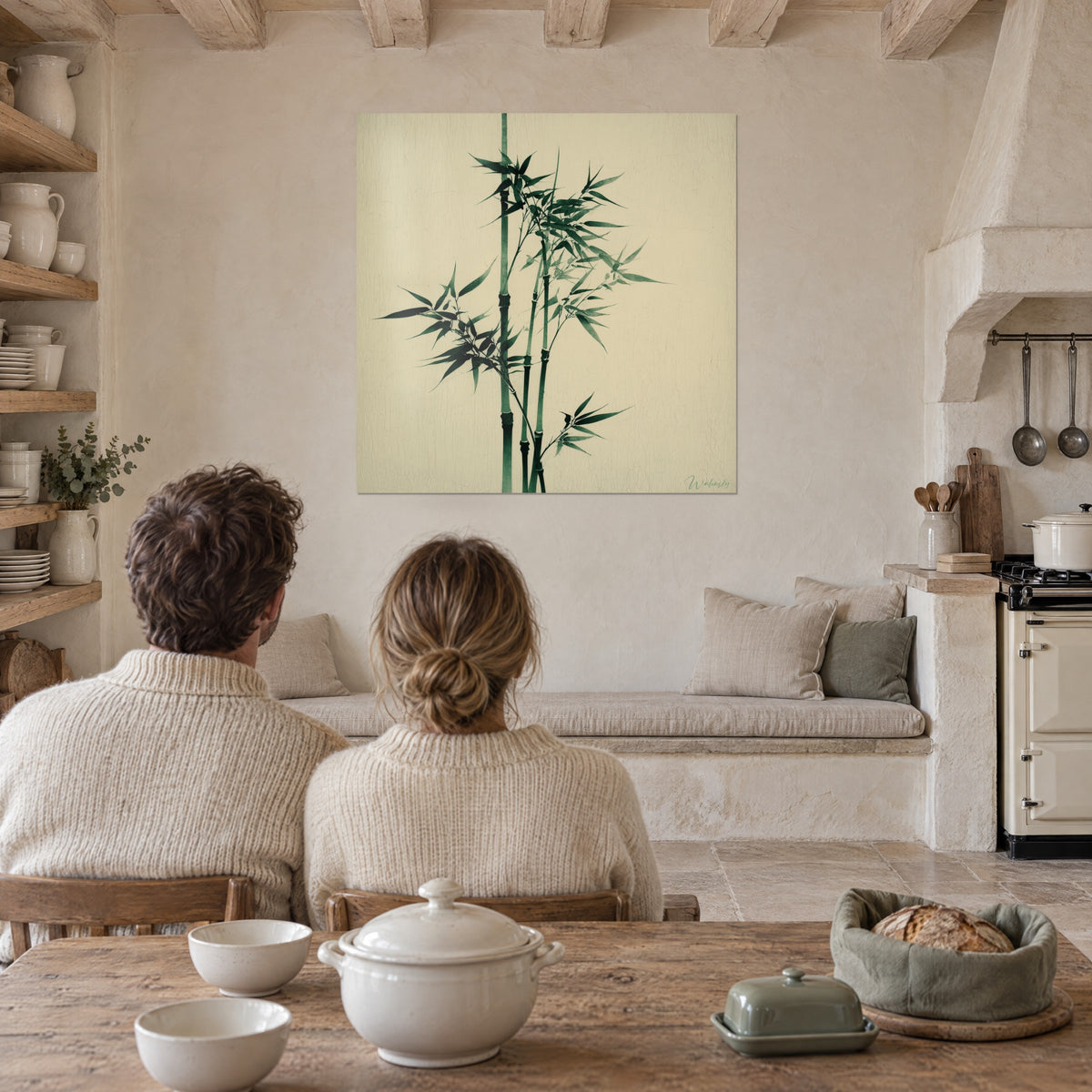 Schilderij van bamboe in bosgroene inkt op een gebarsten ivoorkleurige achtergrond, een stel van achteren aan tafel in een stenen keuken met zichtbare balken