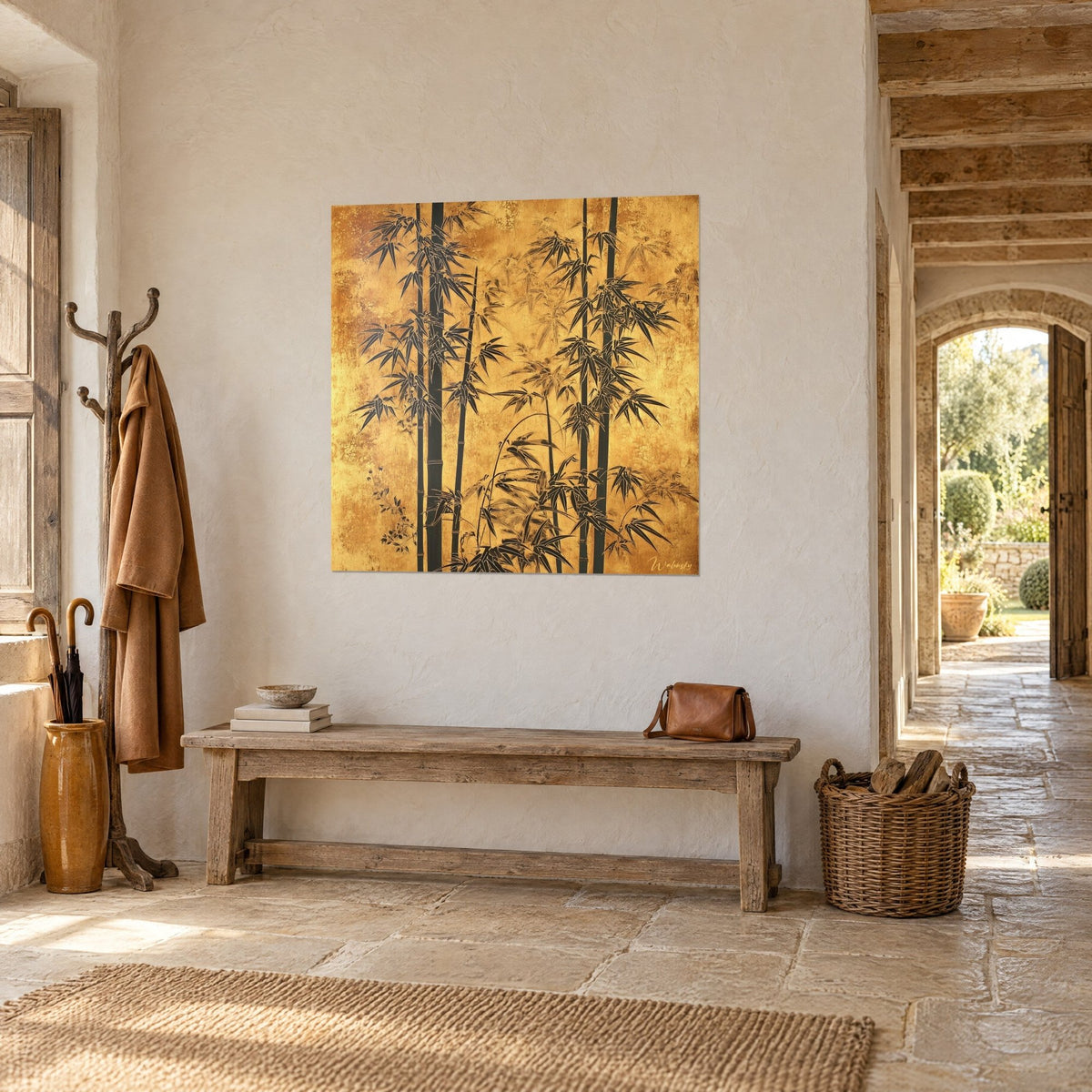 Tableau forêt de tiges de bambou ébène, fond doré nuancé de cuivre, accroché dans un couloir de pierre à l'arche ouverte