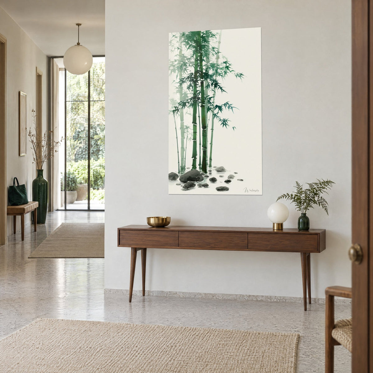 Quadro bosco di steli smeraldo a inchiostro leggero, foglie appuntite, ciottoli antracite su fondo crema, sopra una consolle in legno