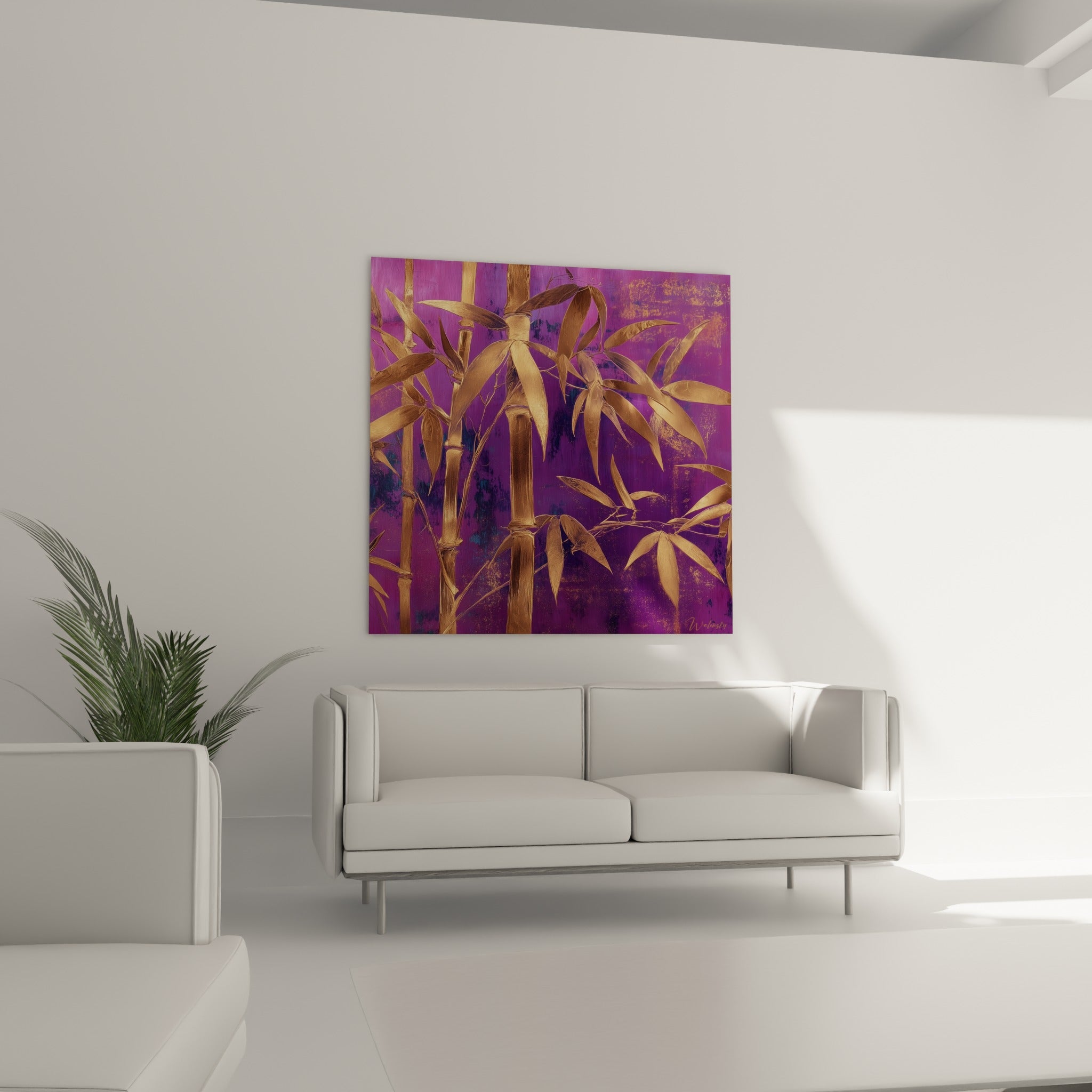 Feuillages de bambou couleur or et bronze contrastant avec le pourpre, au-dessus d'un canapé dans un salon lumineux