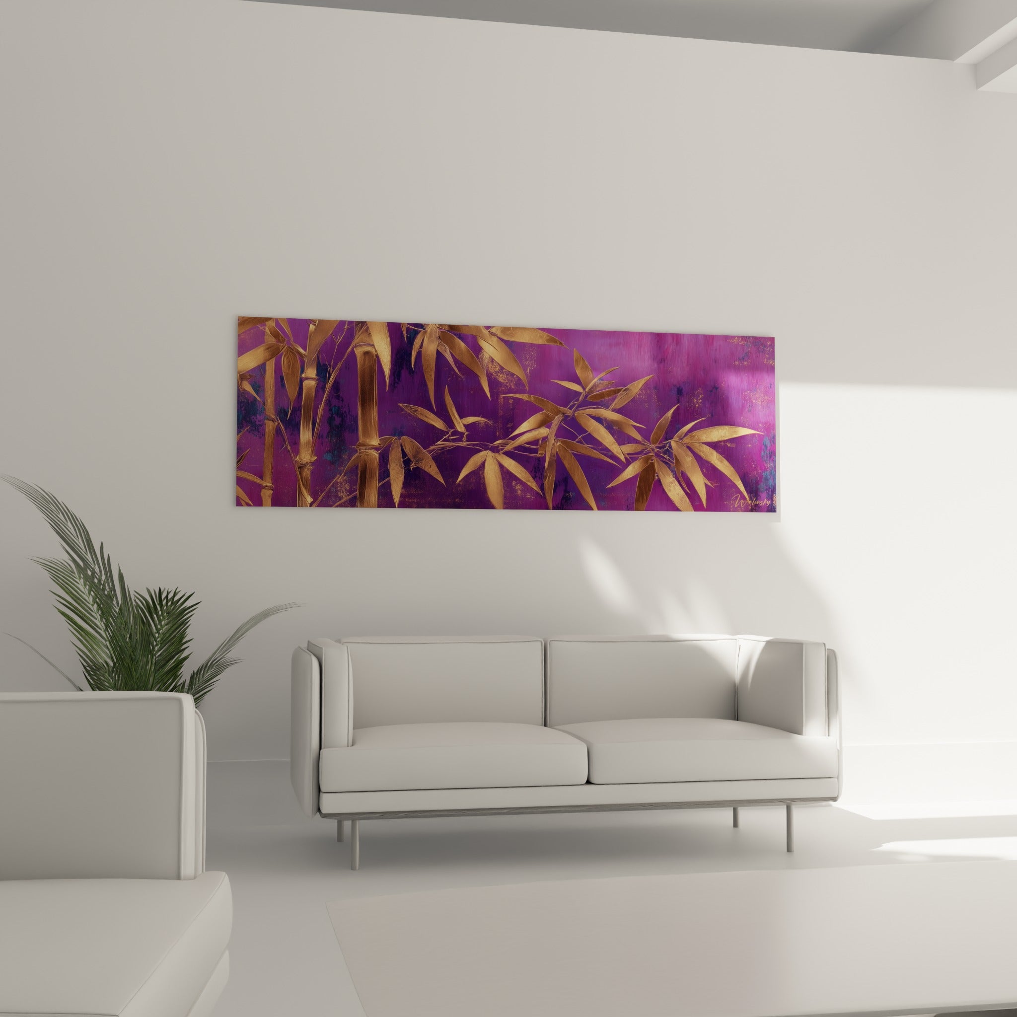 Tiges de bambou couleur bronze traversant un fond violet, au-dessus d'un canapé dans un salon lumineux