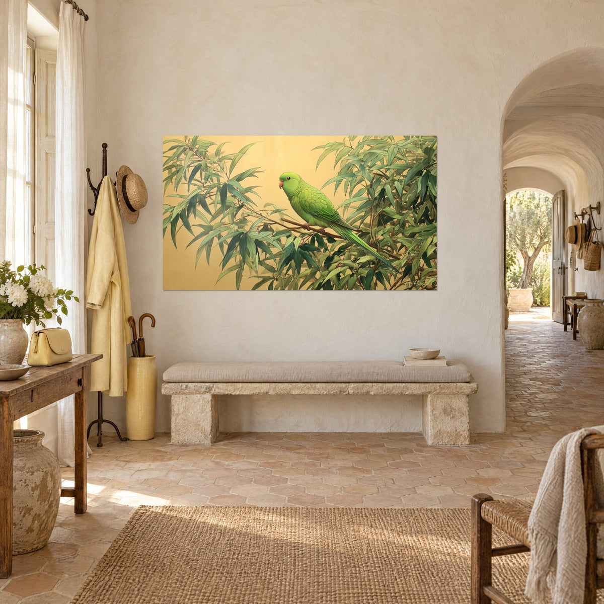 Tableau oiseau vert pomme au bec corail, feuilles de bambou vert sombre sur fond or, banc de pierre, mas provençal