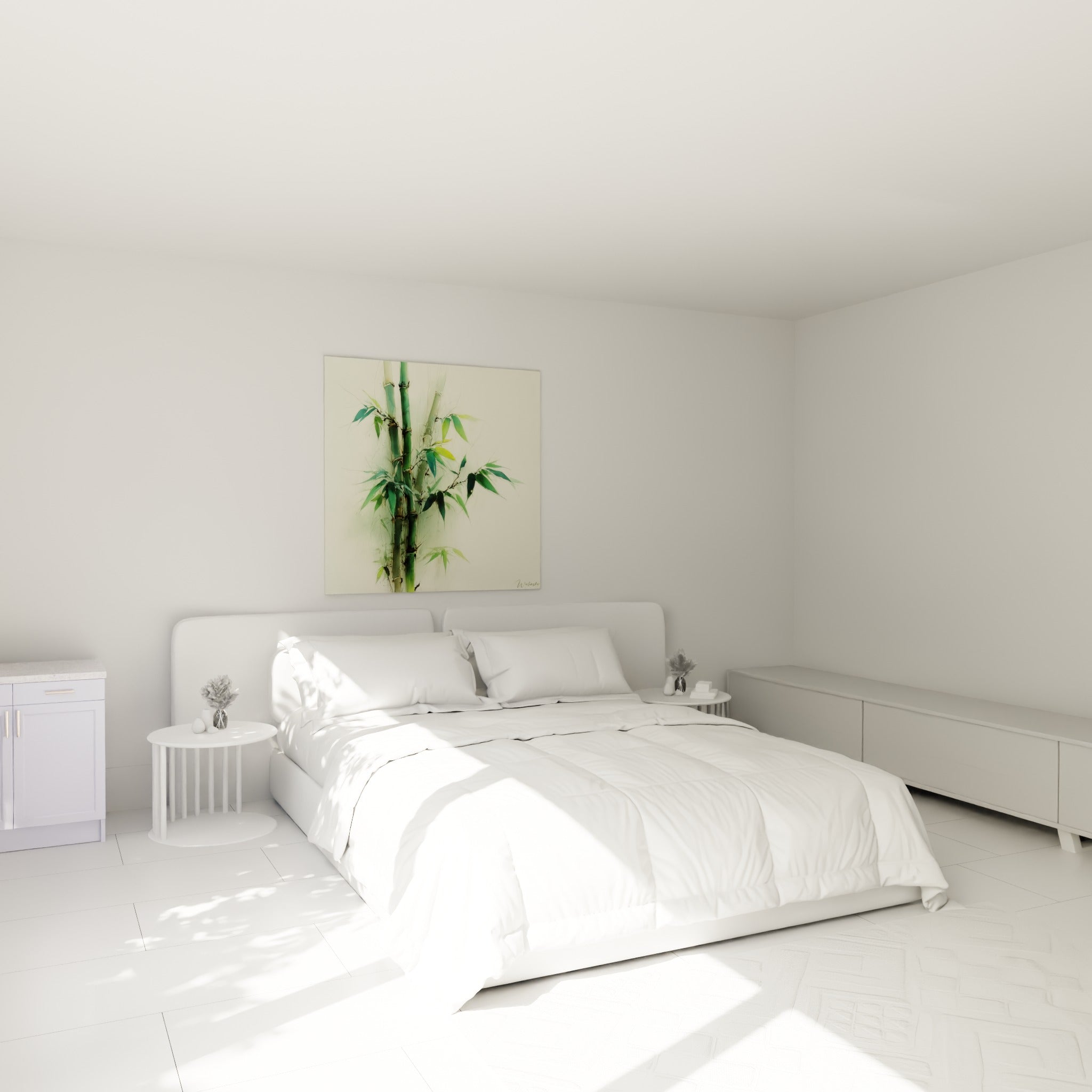 Trois tiges de bambou vert et feuilles claires suspendues au-dessus d'un lit dans une chambre claire