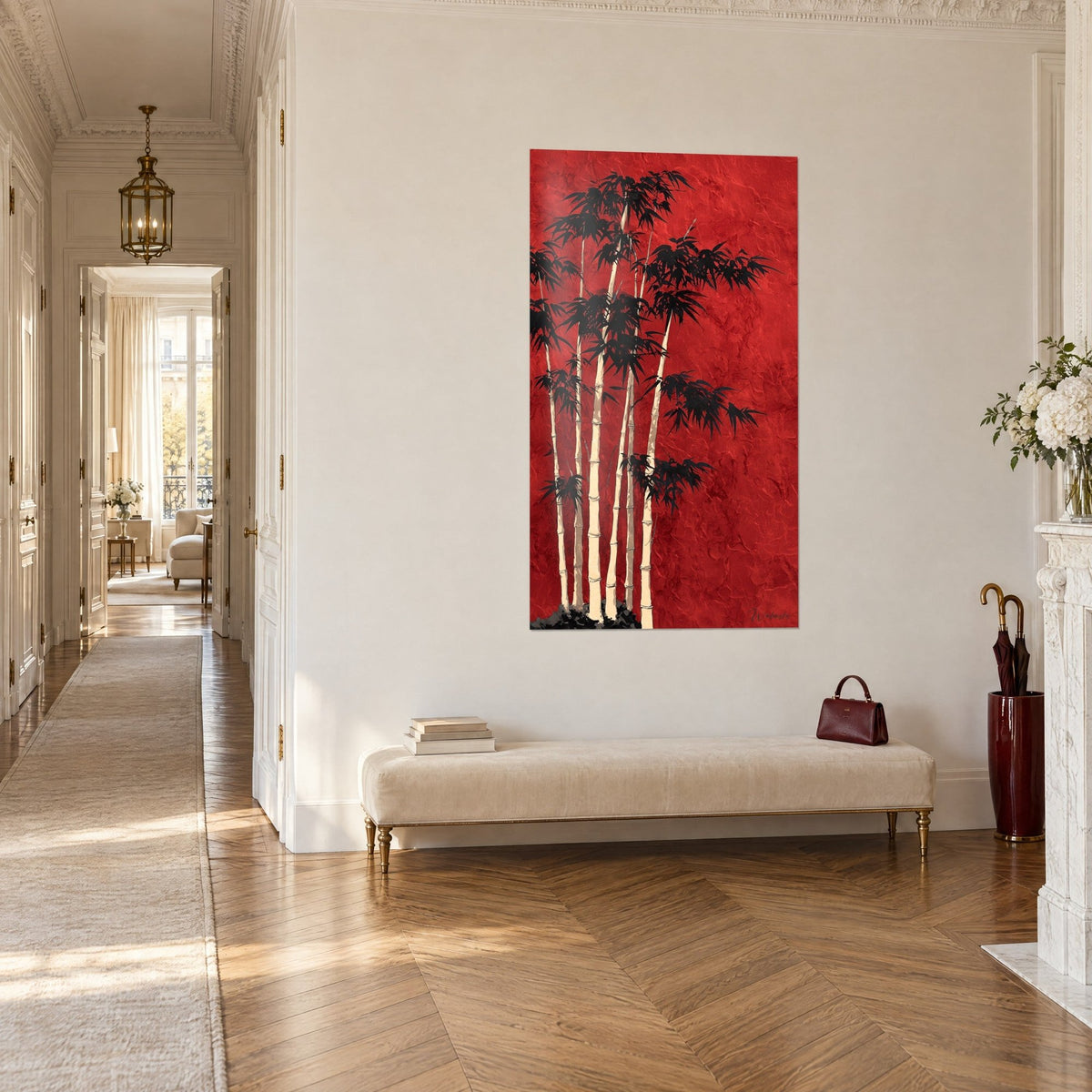 Quadro di canne di bambù color crema, fogliame nero inchiostro su parete rossa screpolata, corridoio haussmanniano in parquet, vista di tre quarti