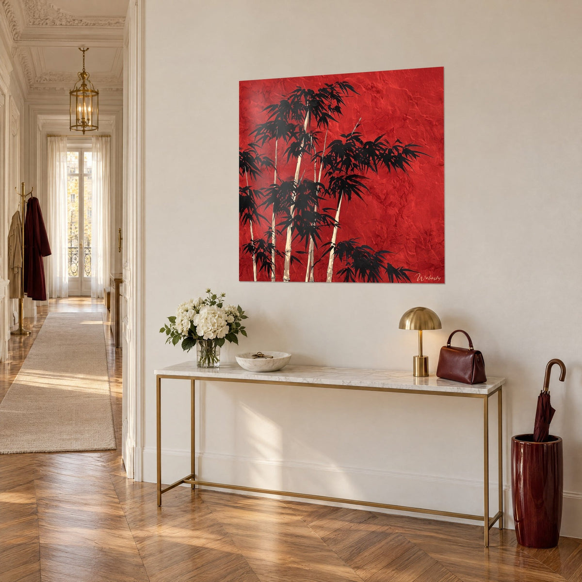 Quadro fogliame di bambù in inchiostro nero su parete rossa screpolata, steli beige chiaro, visto di tre quarti, sopra una consolle dorata