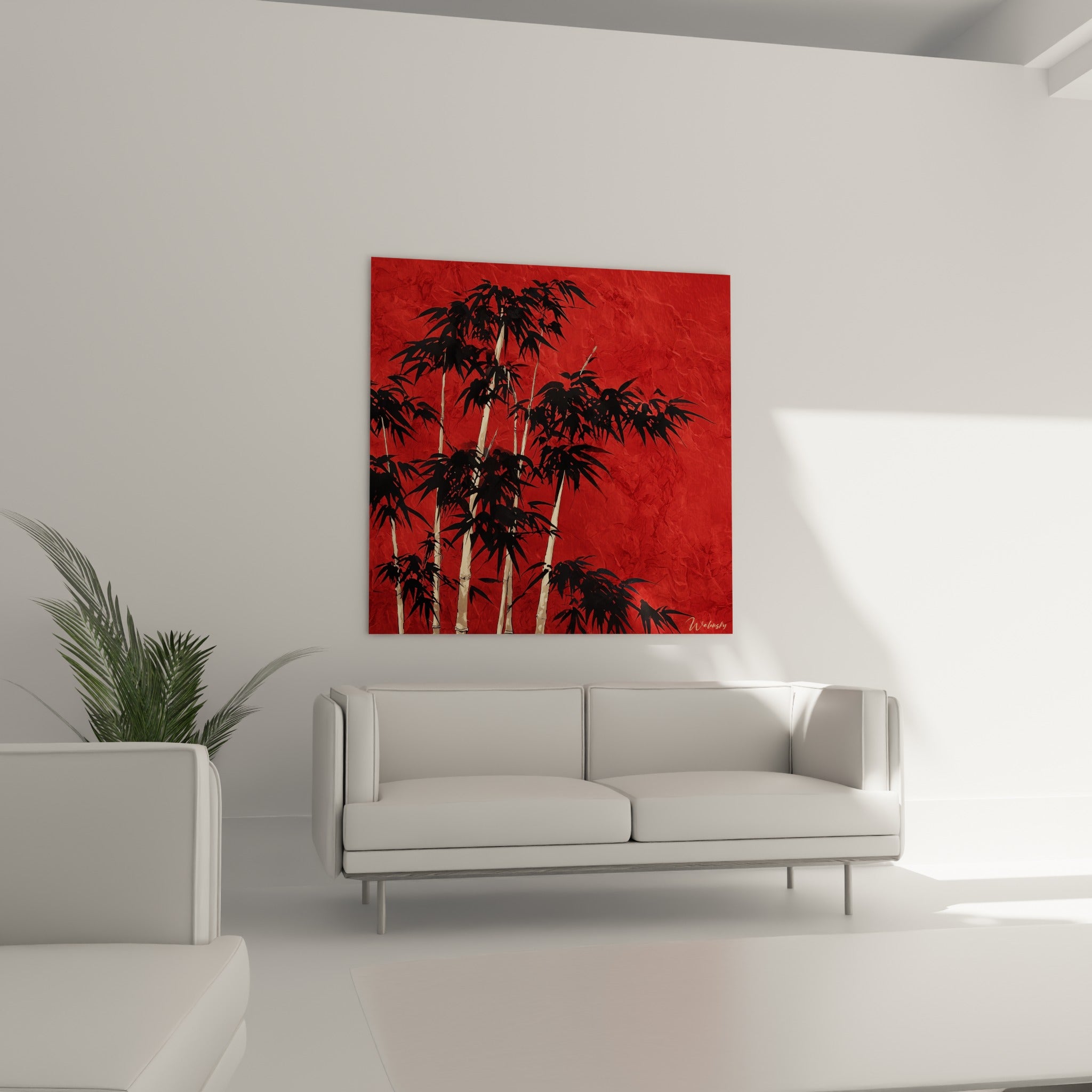 Tiges de bambou beige et feuillages noirs sur fond écarlate au-dessus d'un canapé dans un salon lumineux.