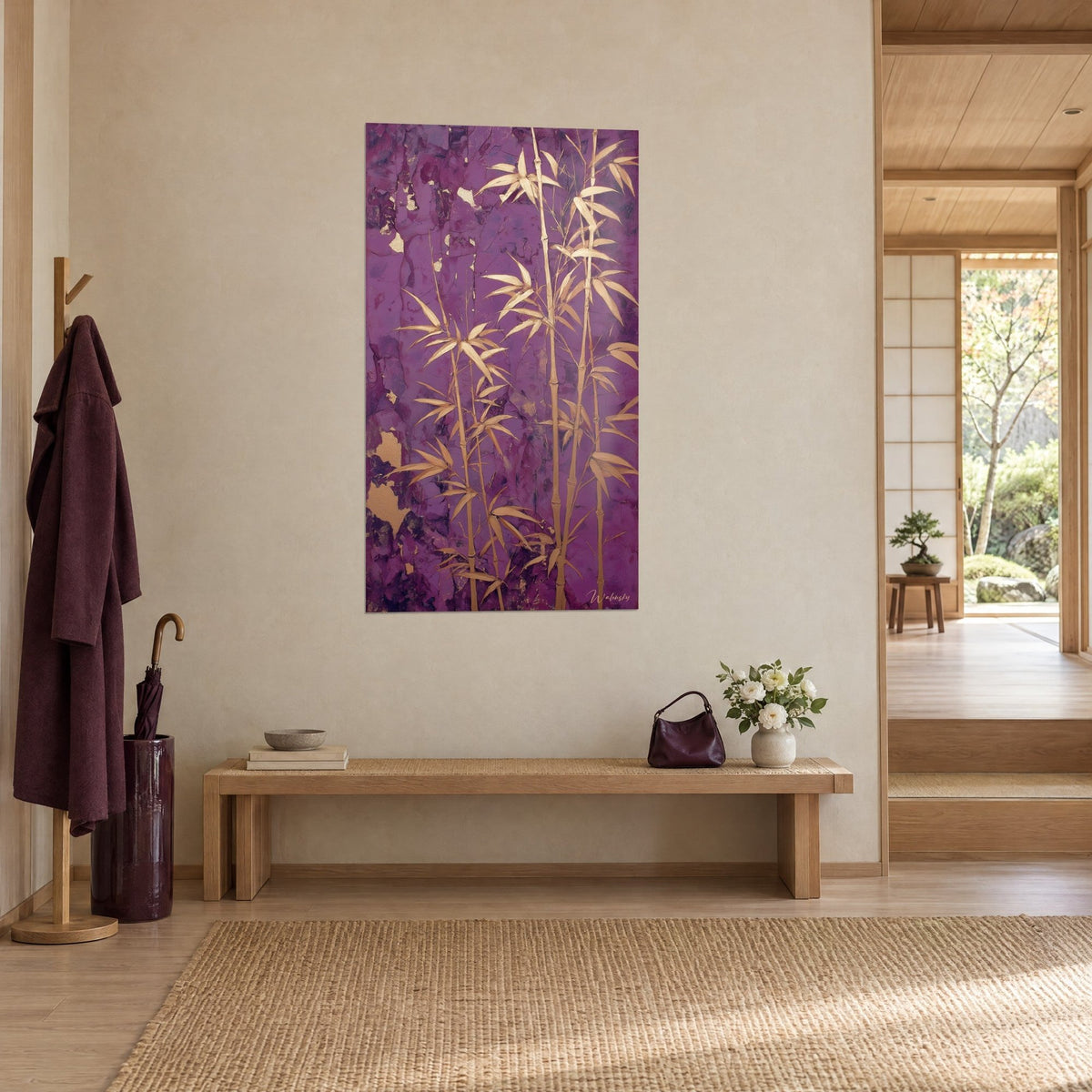 Quadro steli di bambù ramato su fondo prugna crepato, appeso al muro color crema di un ingresso japandi, panca in legno