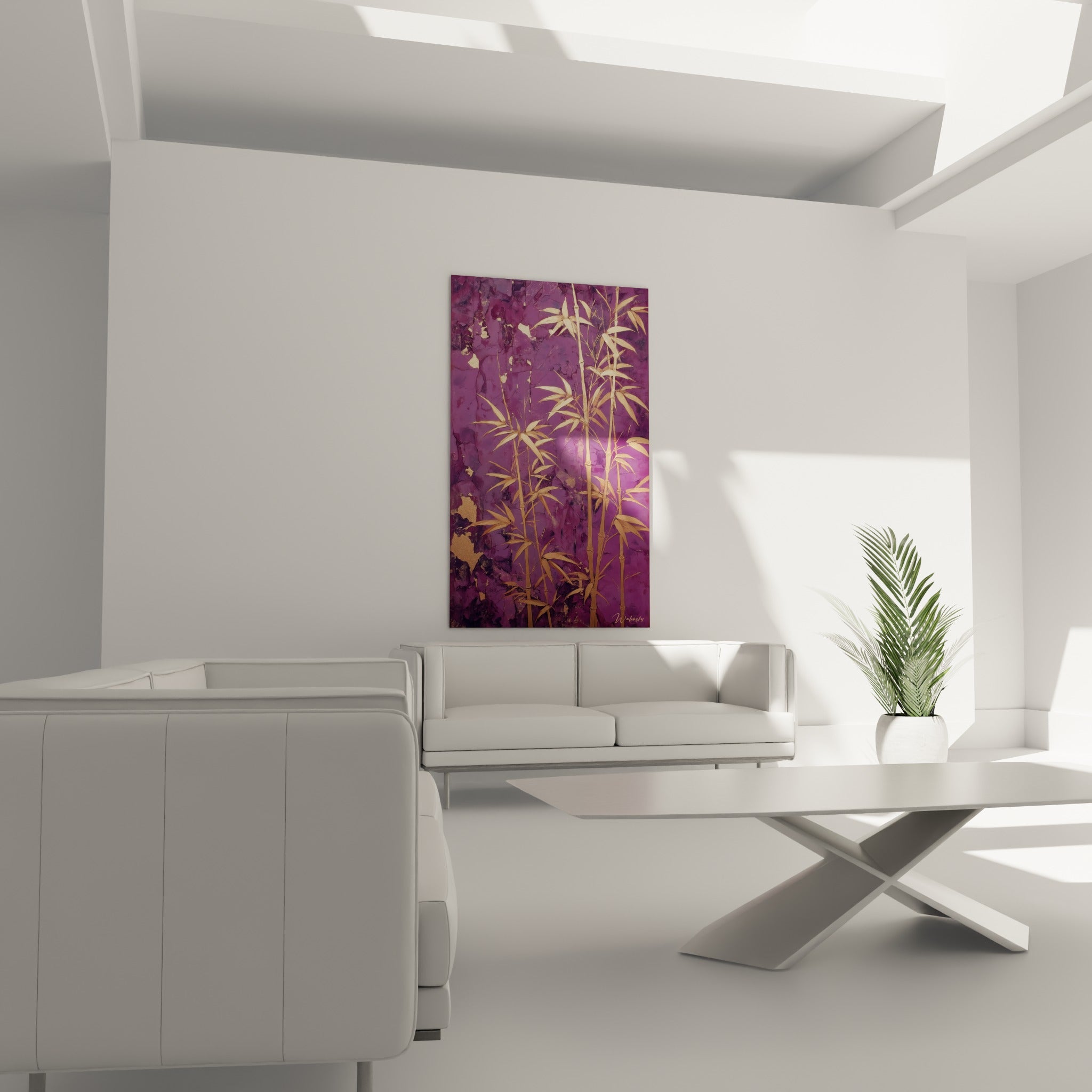 Feuillage doré du bambou se détachant sur un violet sombre, disposé au-dessus d'un canapé dans un salon lumineux