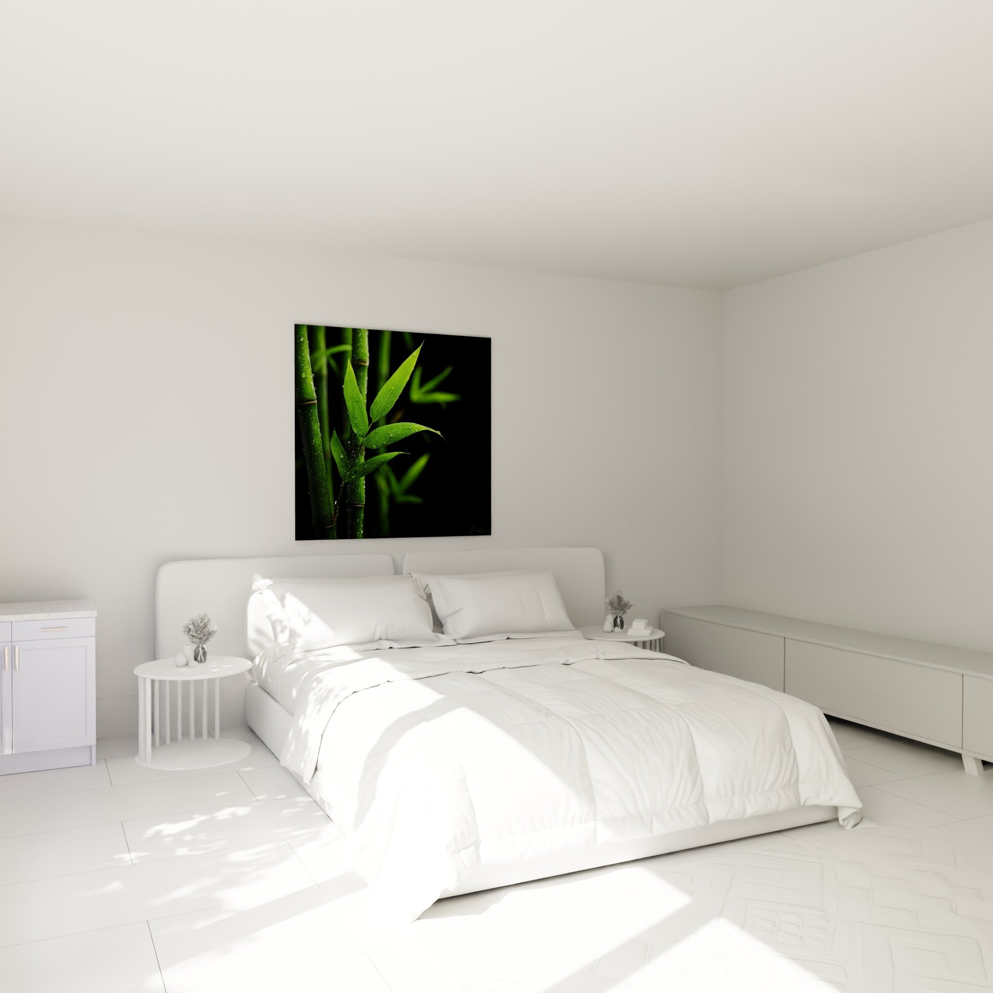 Feuillage de bambou vert perlé de gouttelettes, au-dessus d'un lit dans une chambre claire