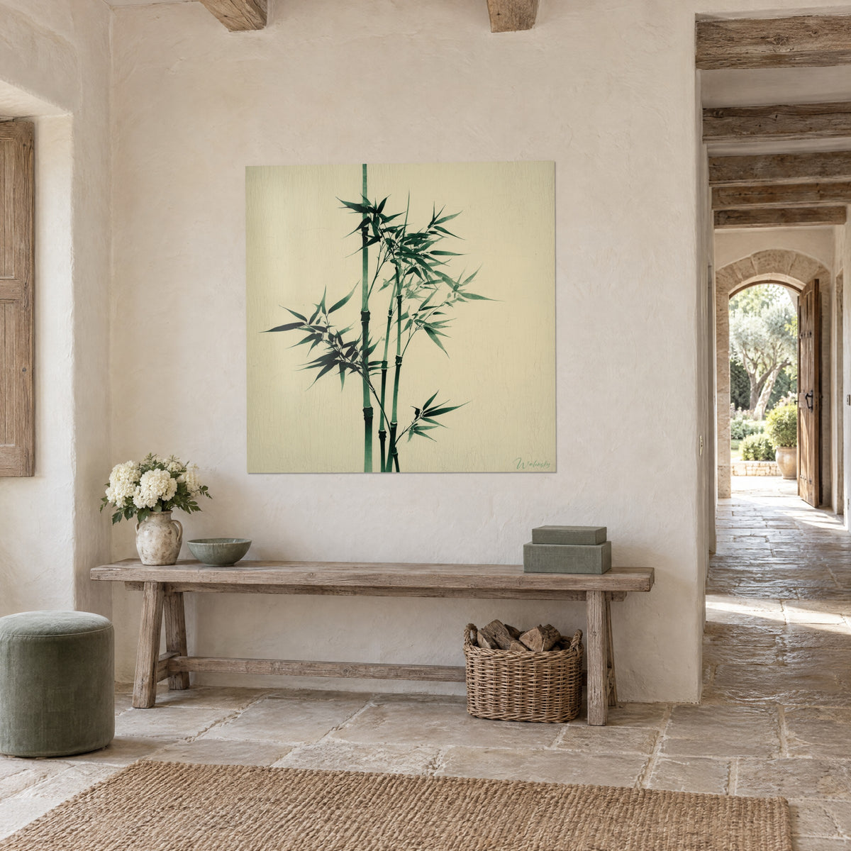 Schilderij van smaragdgroene bamboestengels en slank gebladerte op gebarsten beige papier, boven een houten console, entree met stenen vloer