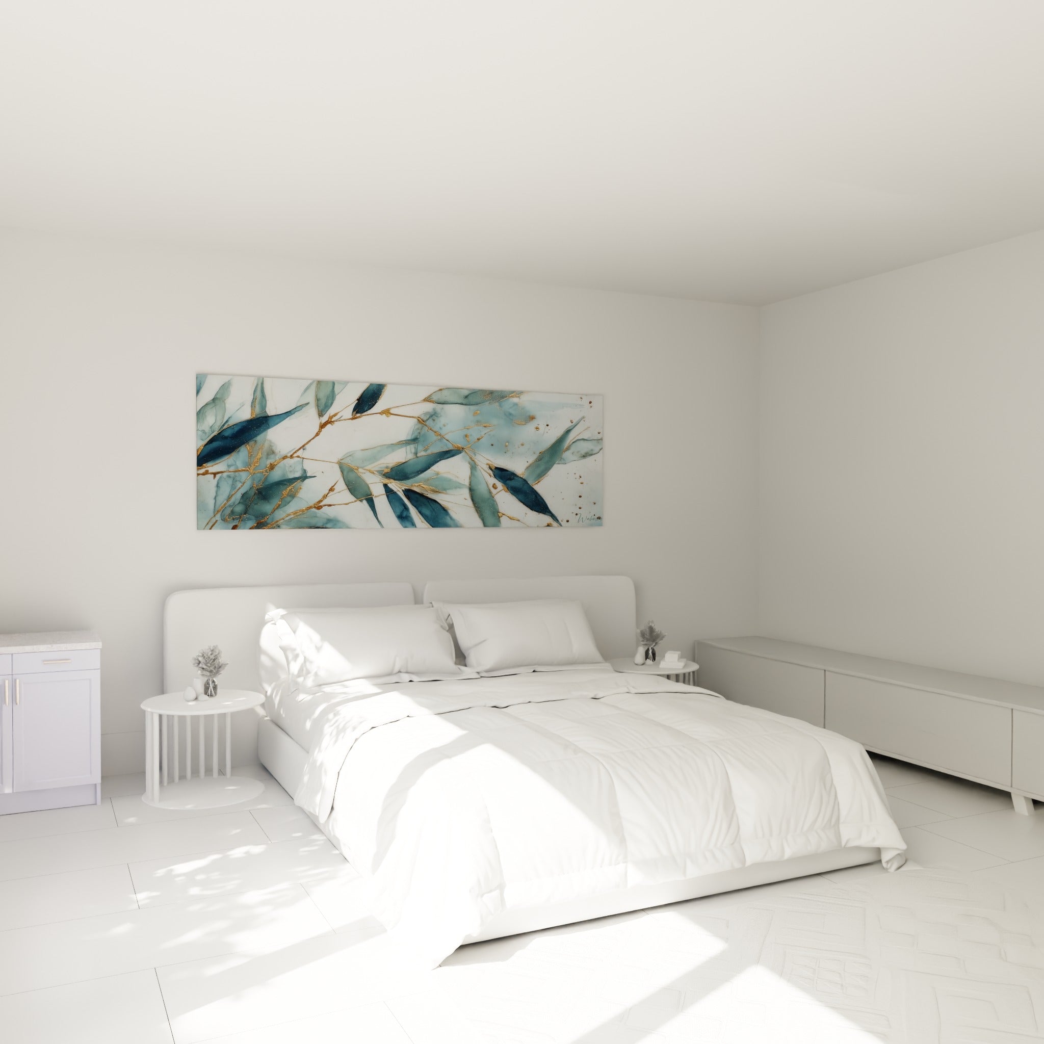 Feuillage de bambou bleu marine et doré déployé au-dessus d'un lit dans une chambre claire