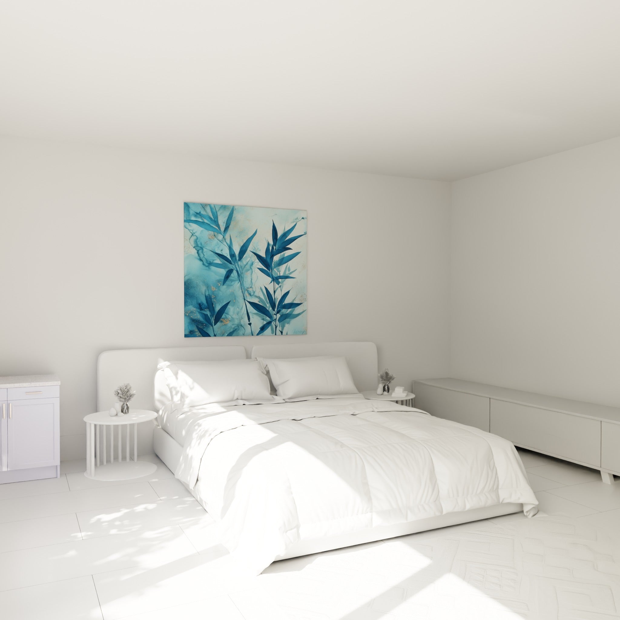 Tiges de bambou bleu anthracite et éclats dorés au-dessus d'un lit dans une chambre claire