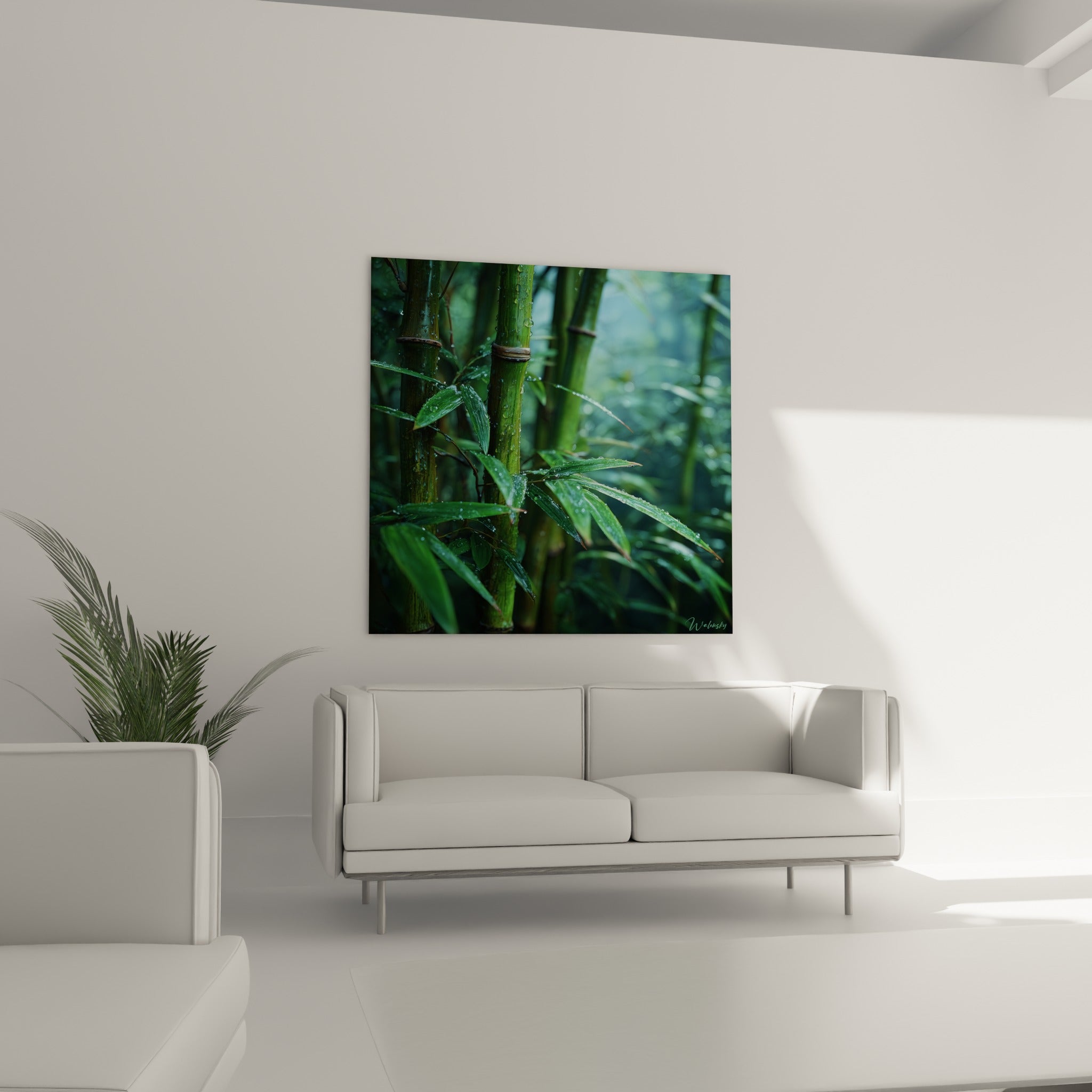 Bambou humide vert et bleu pastel, tiges nouées de brun, au-dessus d'un canapé dans un salon lumineux