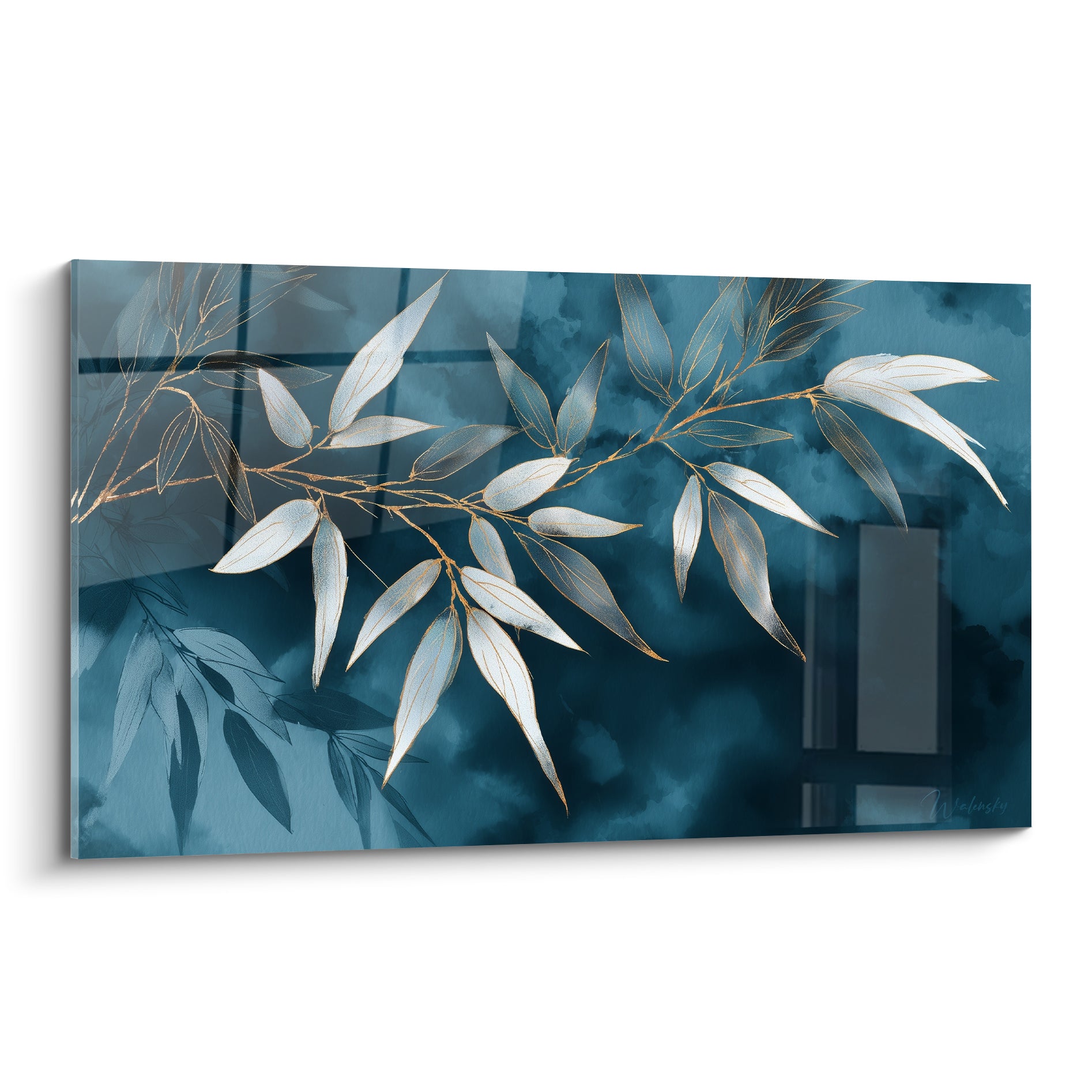 Branche de bambou aux feuilles blanches et dorées sur fond bleu nuit nuageux