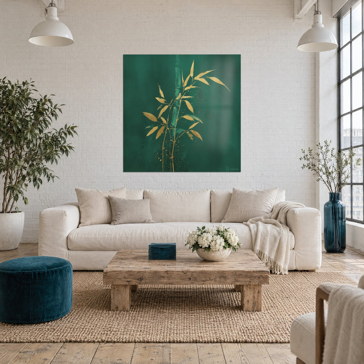 Tableau tige de bambou aux feuilles dorées sur fond vert émeraude, éclaboussures d'or, au-dessus d'un canapé dans un salon lumineux
