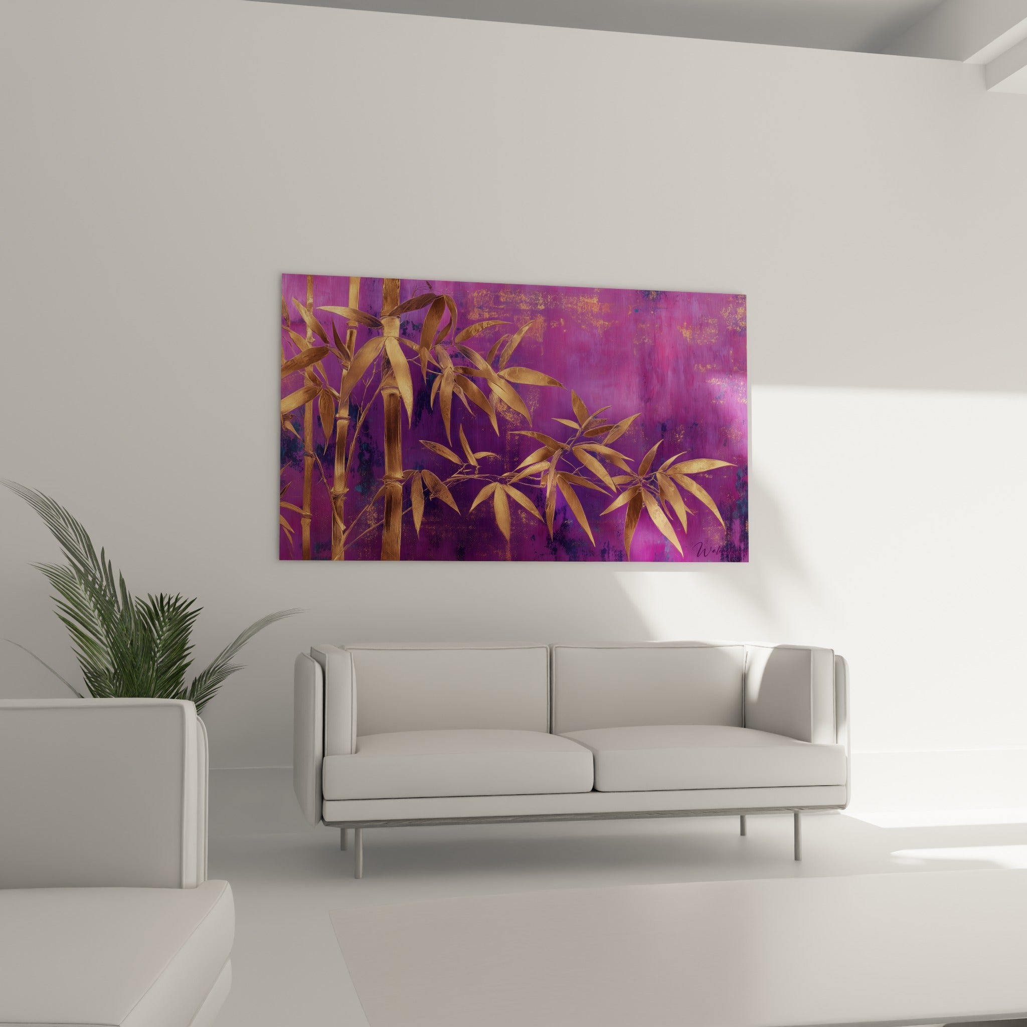 Feuillage de bambou métallisé traversant un fond aubergine, suspendu au-dessus d'un canapé dans un salon lumineux
