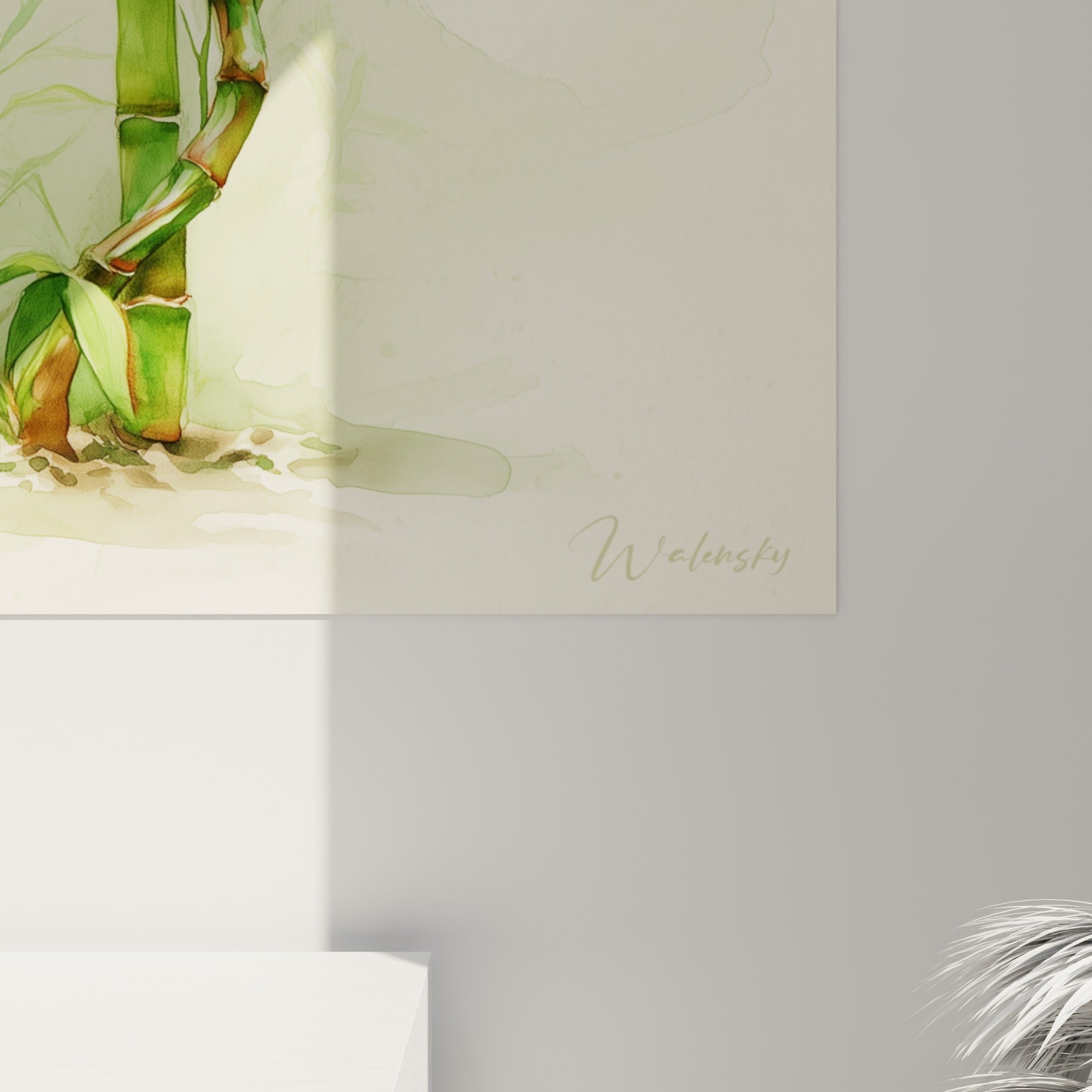 Feuilles de bambou vert sauge et pendentif rouge à franges, grain aquarelle visible en gros plan