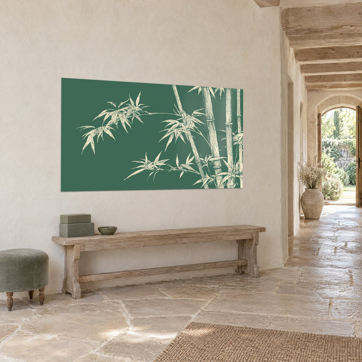 Tableau jardin de bambous en gravure crème sur vert profond, longues feuilles effilées, accroché au-dessus d'un banc en bois, maison en pierre