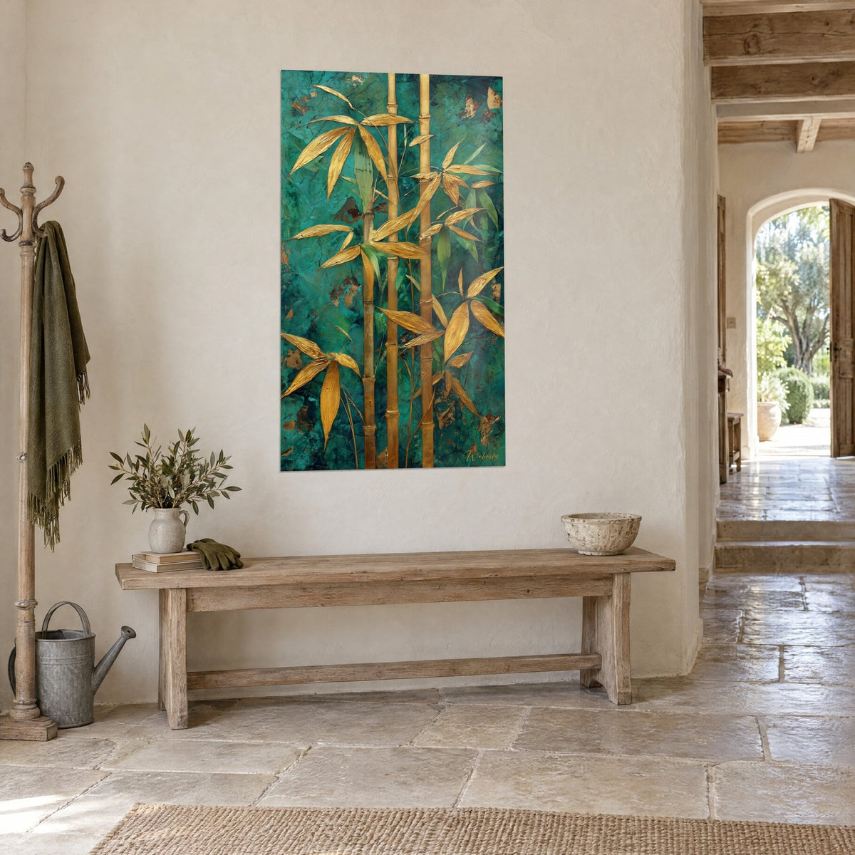 Tableau canne de bambou dorée et fond vert-de-gris oxydé, éclats de rouille, mur crépi d'une entrée en pierre