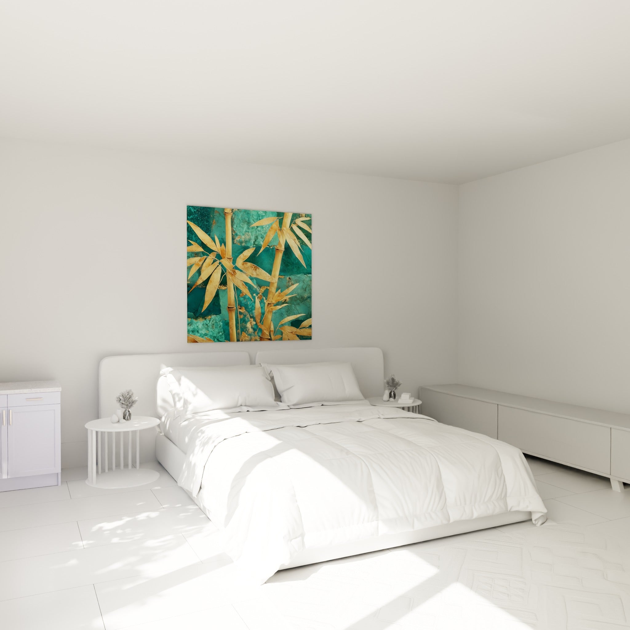 Bambou doré aux feuilles élancées sur fond émeraude, accroché au-dessus d'un lit dans une chambre claire