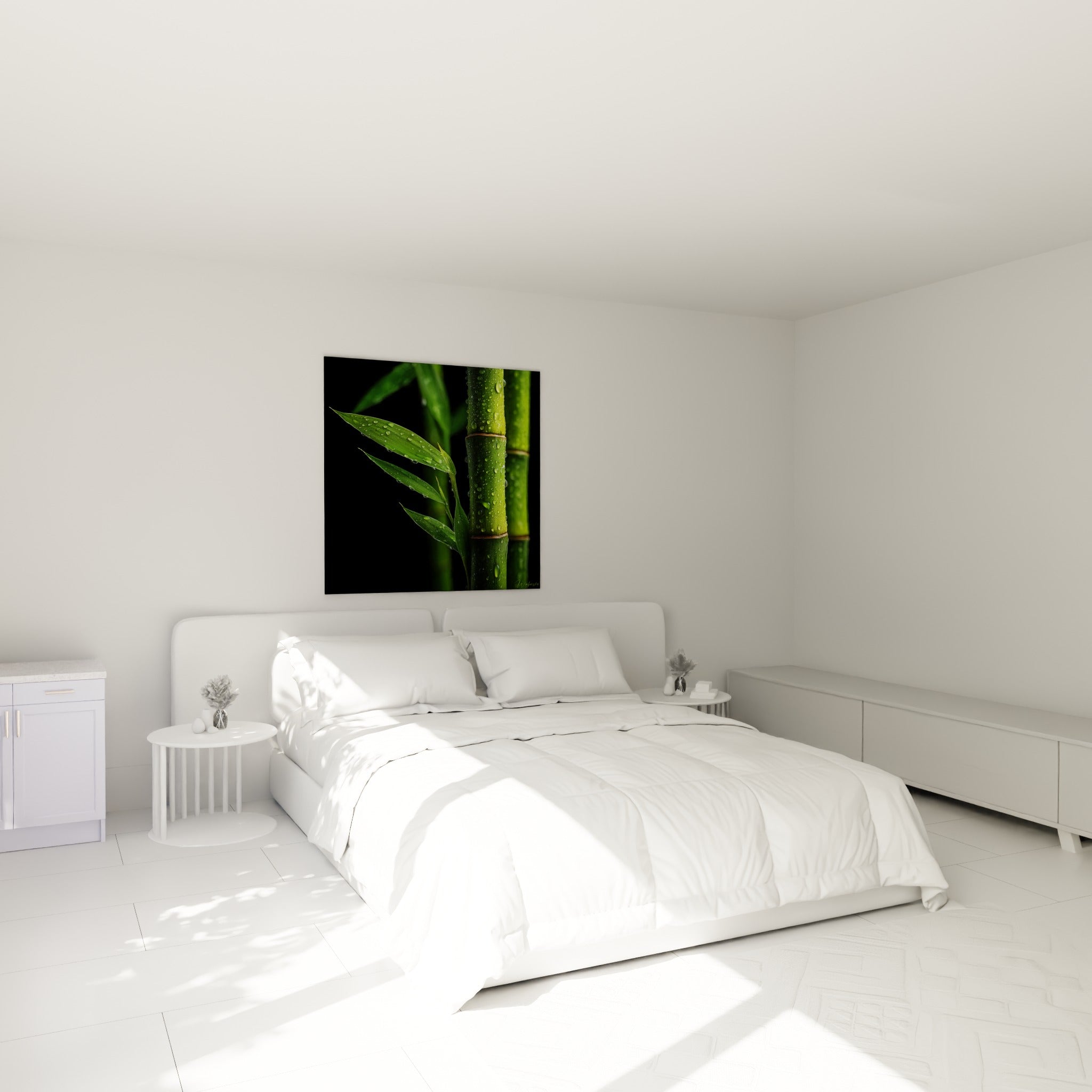 Bambou vert et gouttes d'eau scintillantes au-dessus d'un lit dans une chambre claire
