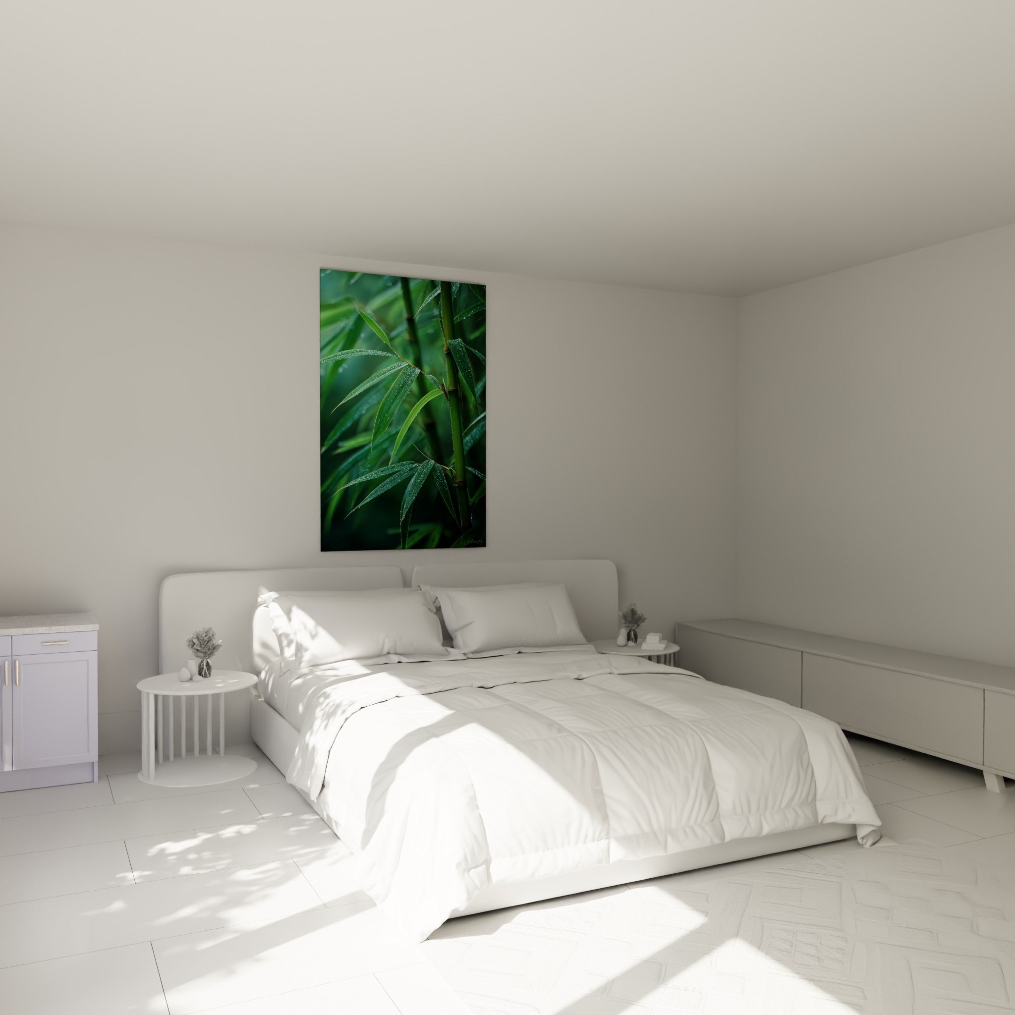Bambou aux feuilles vert tendre et gouttes d'eau scintillantes, au-dessus d'un lit dans une chambre claire