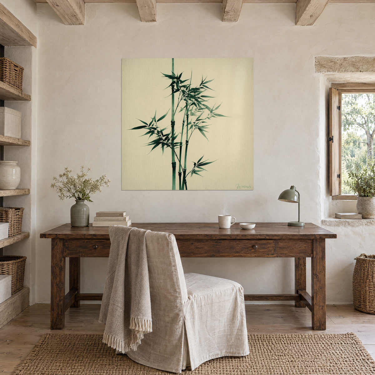 Schilderij van donkergroene aquarelbamboe, puntige bladeren op een gebarsten zandkleurige achtergrond, opgehangen boven een bruin houten bureau bij een raam