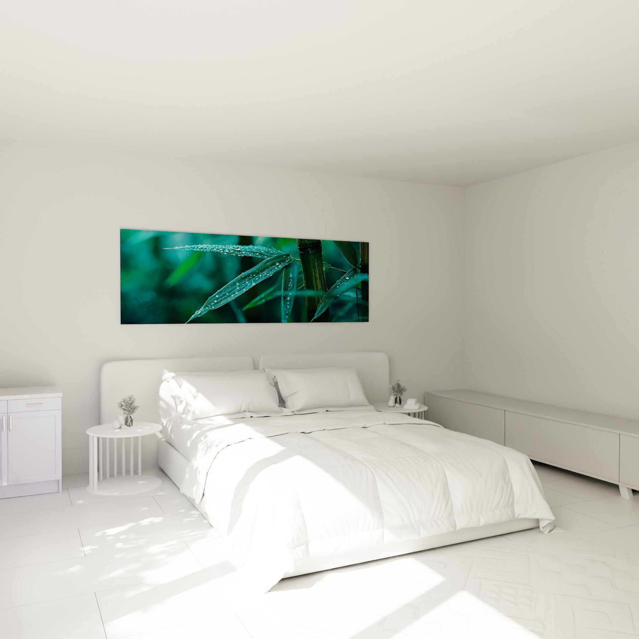 Feuilles de bambou bleu-vert perlées de rosée au-dessus d'un lit dans une chambre claire