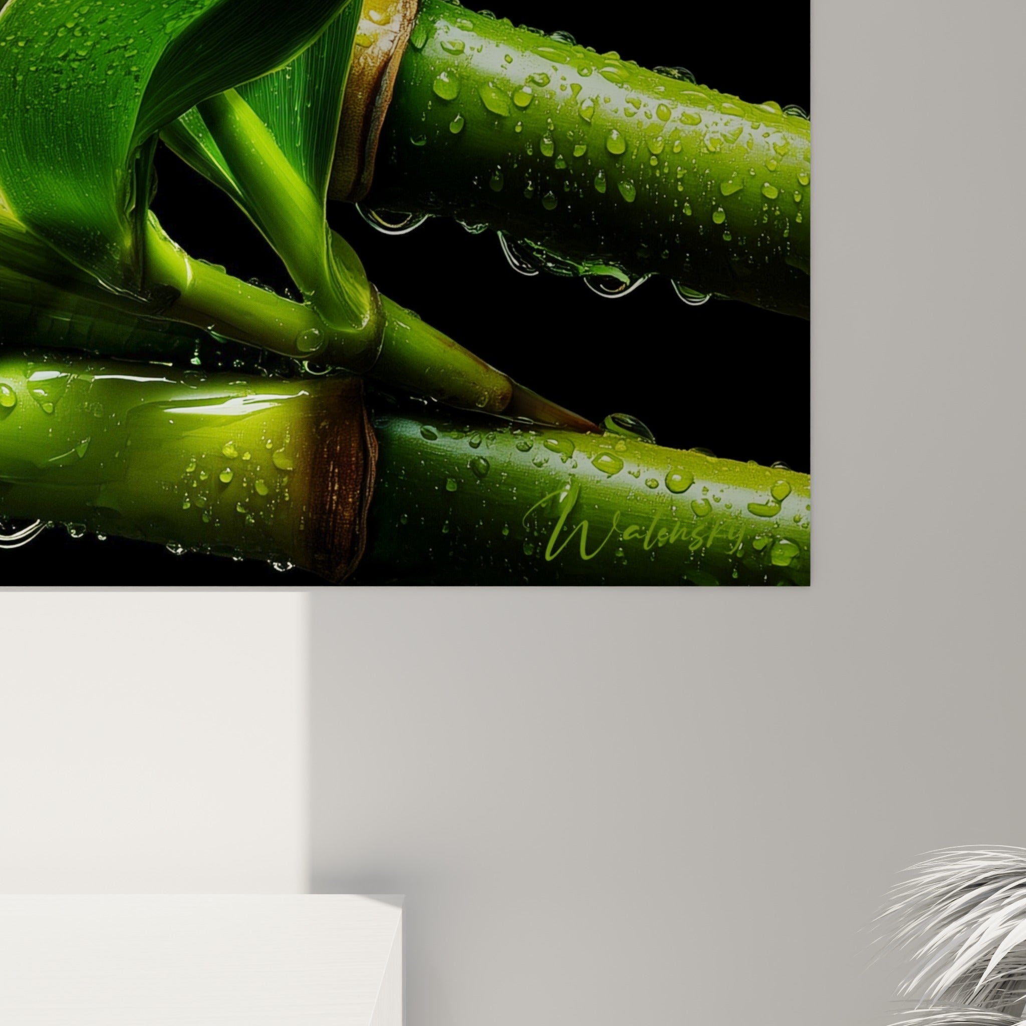 Gouttes d'eau perlées sur feuille de bambou vert émeraude, matière glacée et fond noir contrastant