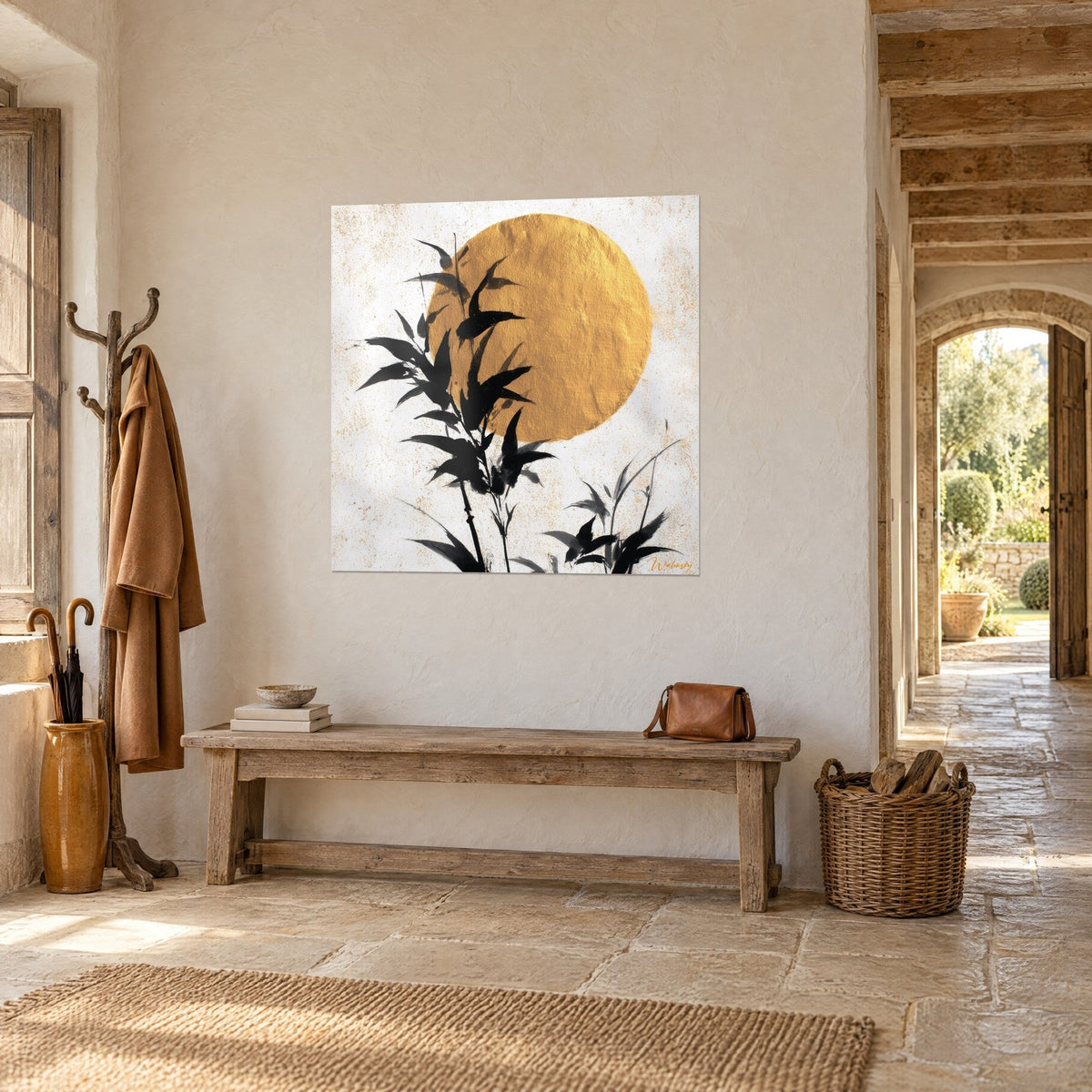 Tableau soleil d'or martelé et feuilles de bambou noires sur fond blanc moucheté, accroché au-dessus d'un banc en bois rustique