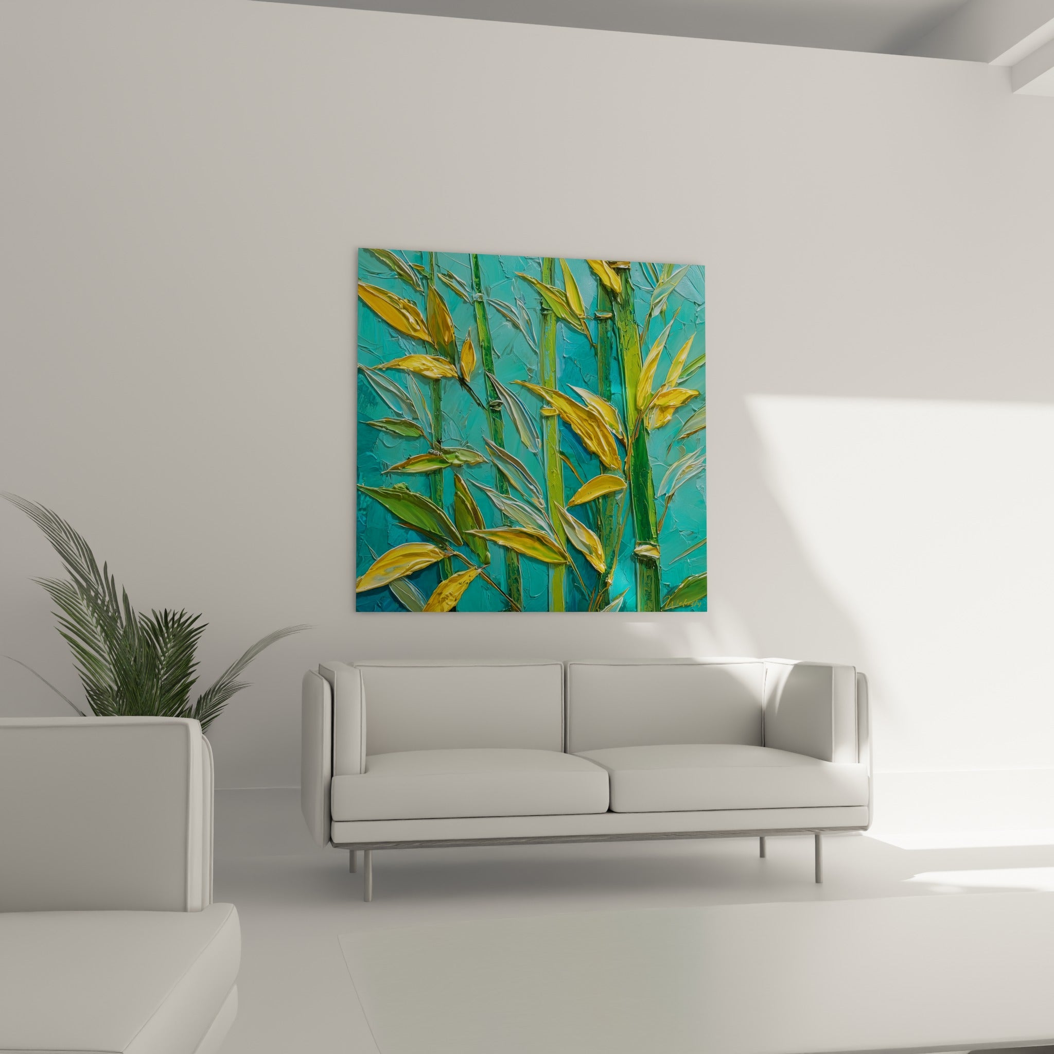 Feuilles de bambou jaune moutarde et turquoise profond au-dessus d'un canapé dans un salon lumineux