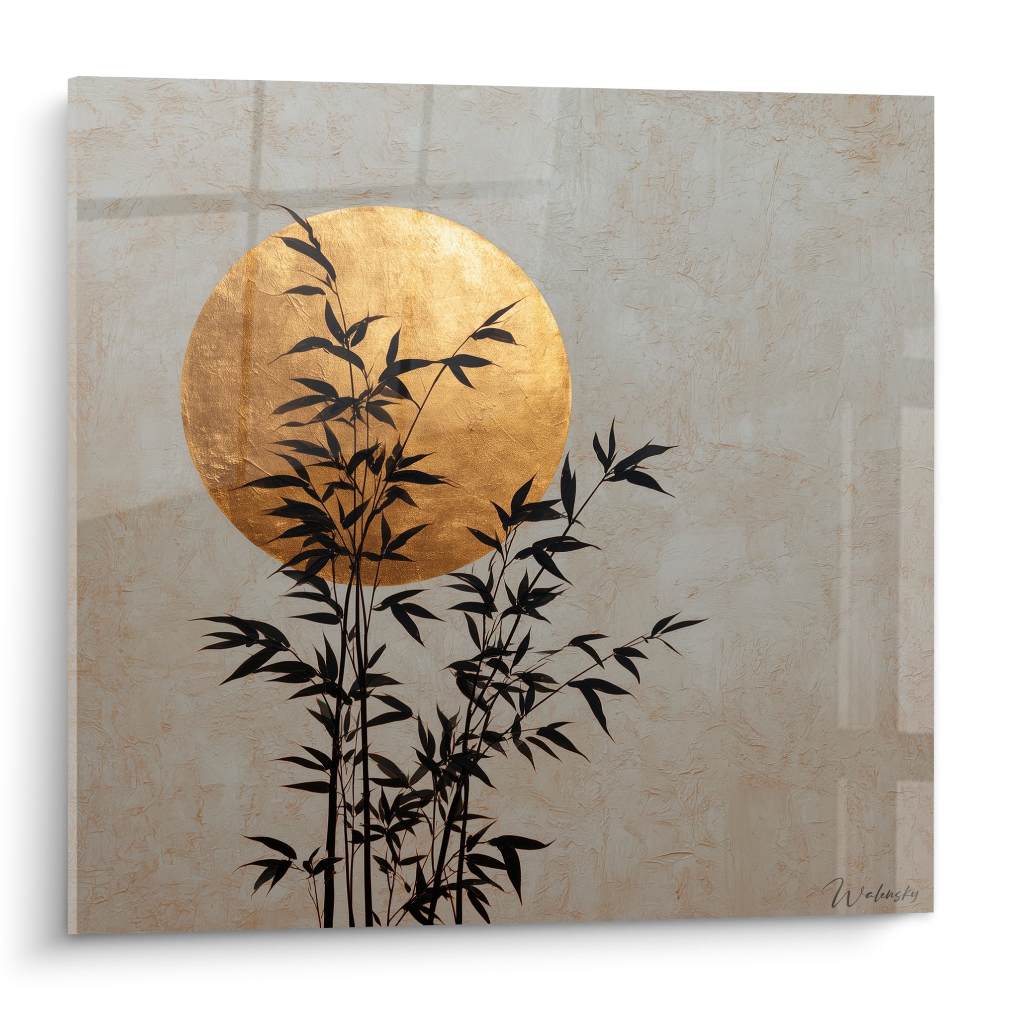 Bambou noir se dressant devant un disque doré et ocre sur fond beige texturé japonisant