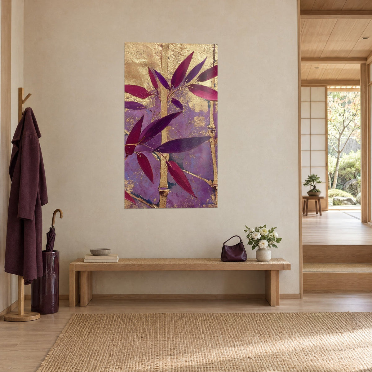Tableau feuillage allongé violet et magenta sur fond d'or martelé, vue de trois-quarts, au-dessus d'un banc en bois clair