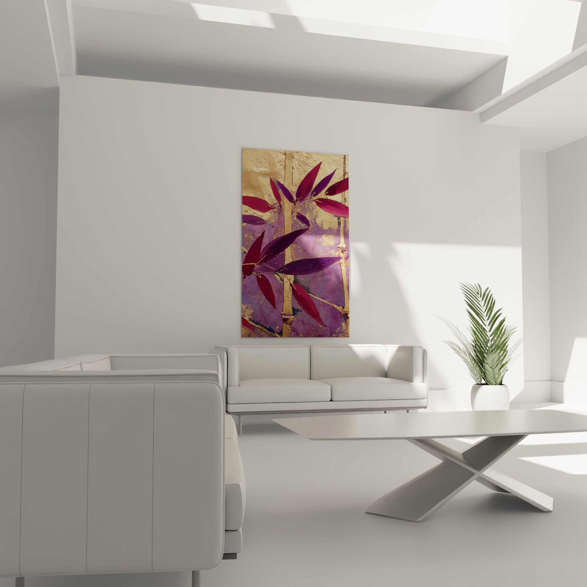 Feuillage de bambou pourpre et bordeaux illuminé de reflets dorés au-dessus d'un canapé dans un salon lumineux