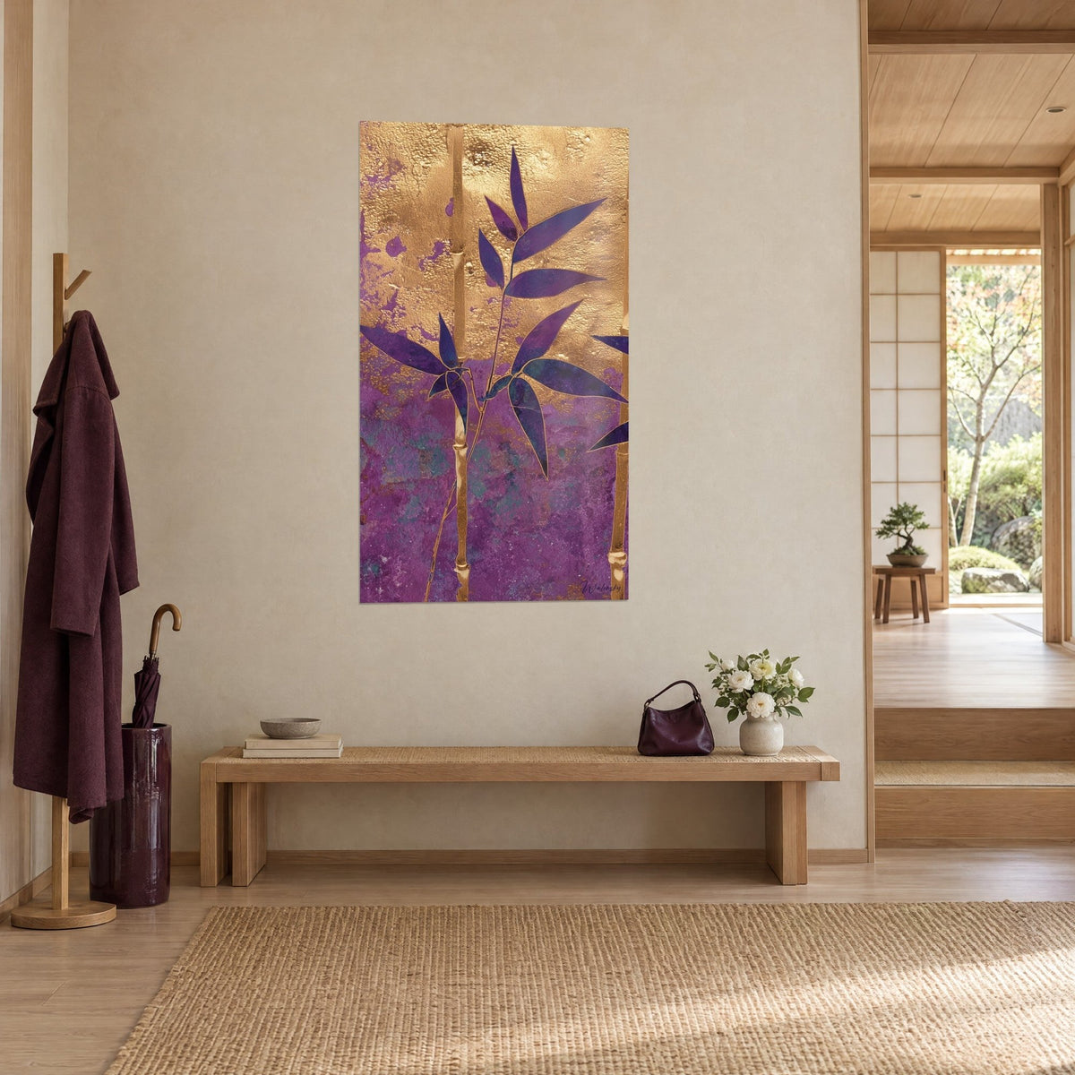 Tableau feuillage de bambou violet nervuré d'or, mur or texturé et dégradé prune, vu de trois quarts dans une entrée japandi