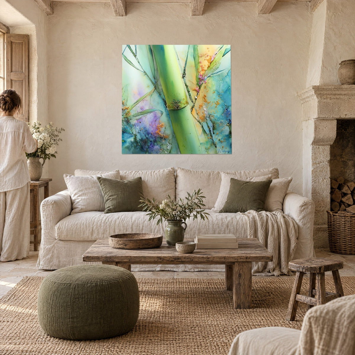 Quadro con gambo di bambù verde mela su fondo turchese, schizzi dorati, appeso vicino a un camino sopra un divano in un soggiorno luminoso