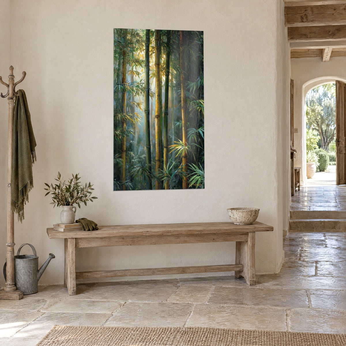 Tableau bosquet de bambous baigné d'un halo ambré, feuillage vert profond, vu de trois-quarts dans un couloir en pierre claire