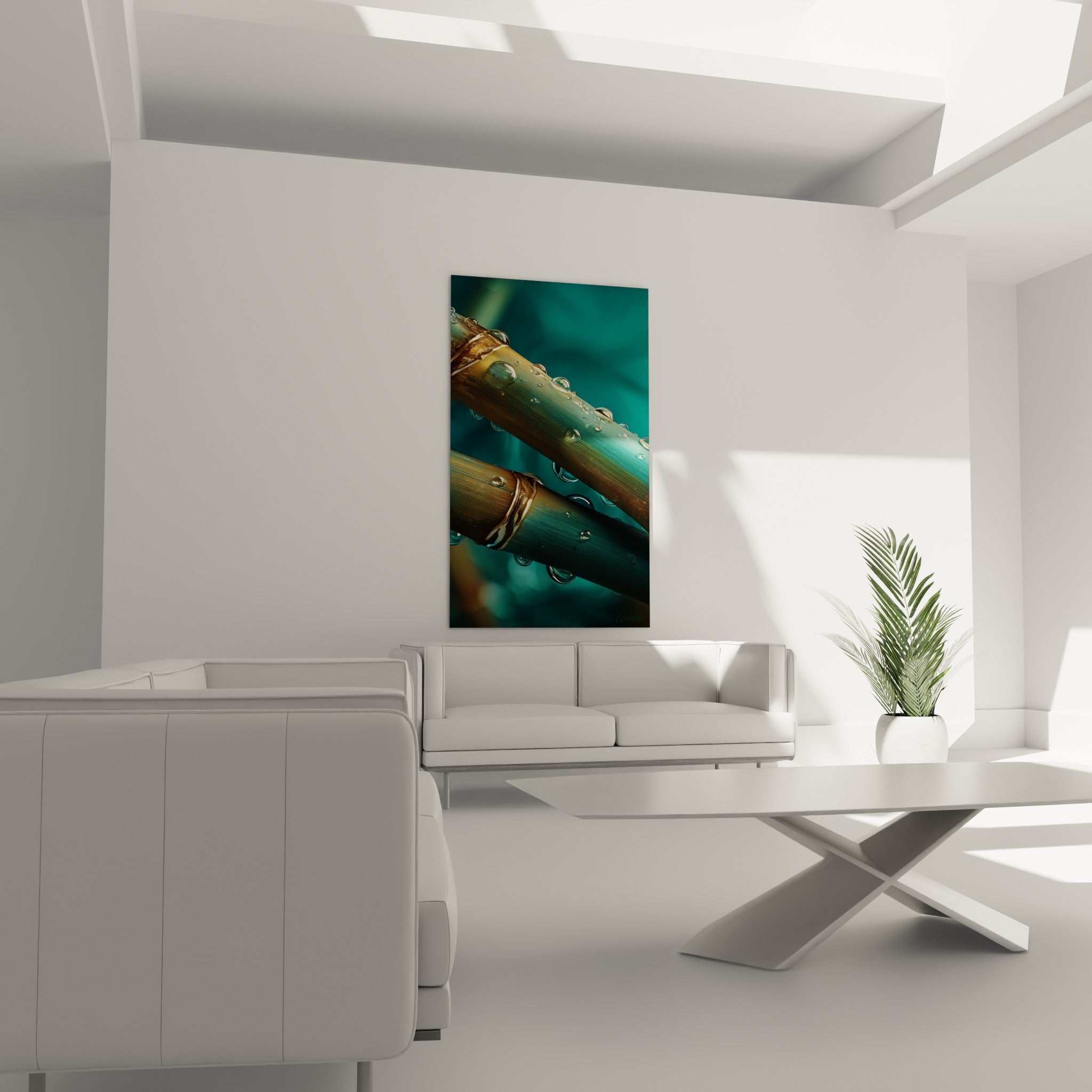 Bambou aux nœuds dorés et gouttelettes brillantes sur fond bleu-vert, au-dessus d'un canapé dans un salon lumineux
