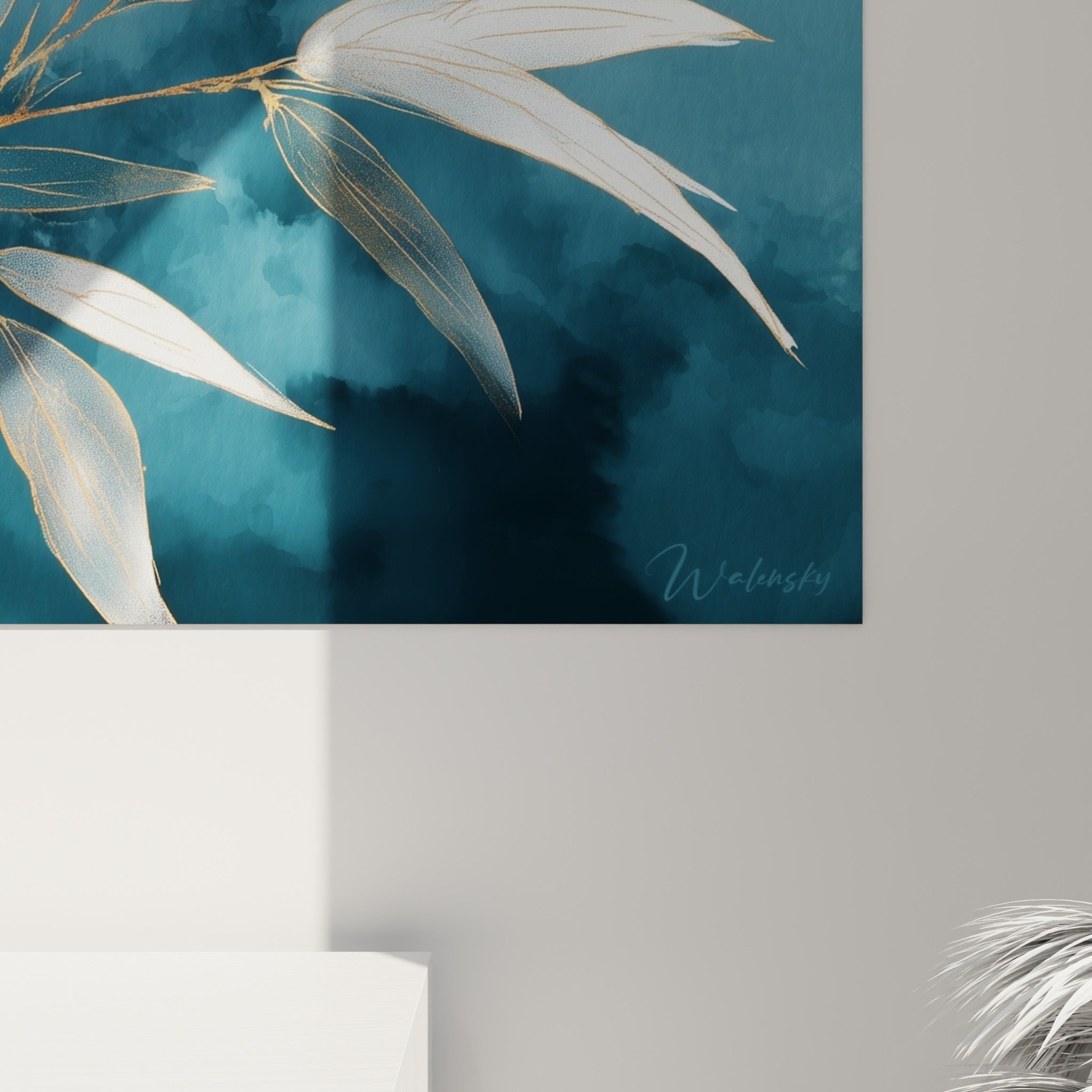 Détail des nervures dorées et du grain bleu pétrole sur une feuille de bambou peinte