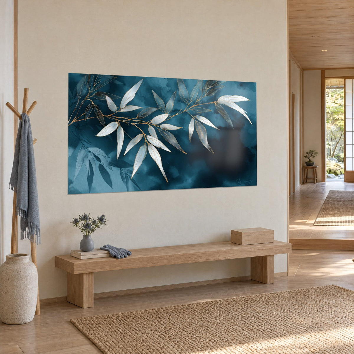 Tableau rameau argenté aux feuilles lancéolées blanc cassé, nuages d'aquarelle bleu pétrole, vue de trois-quarts dans une entrée japandi