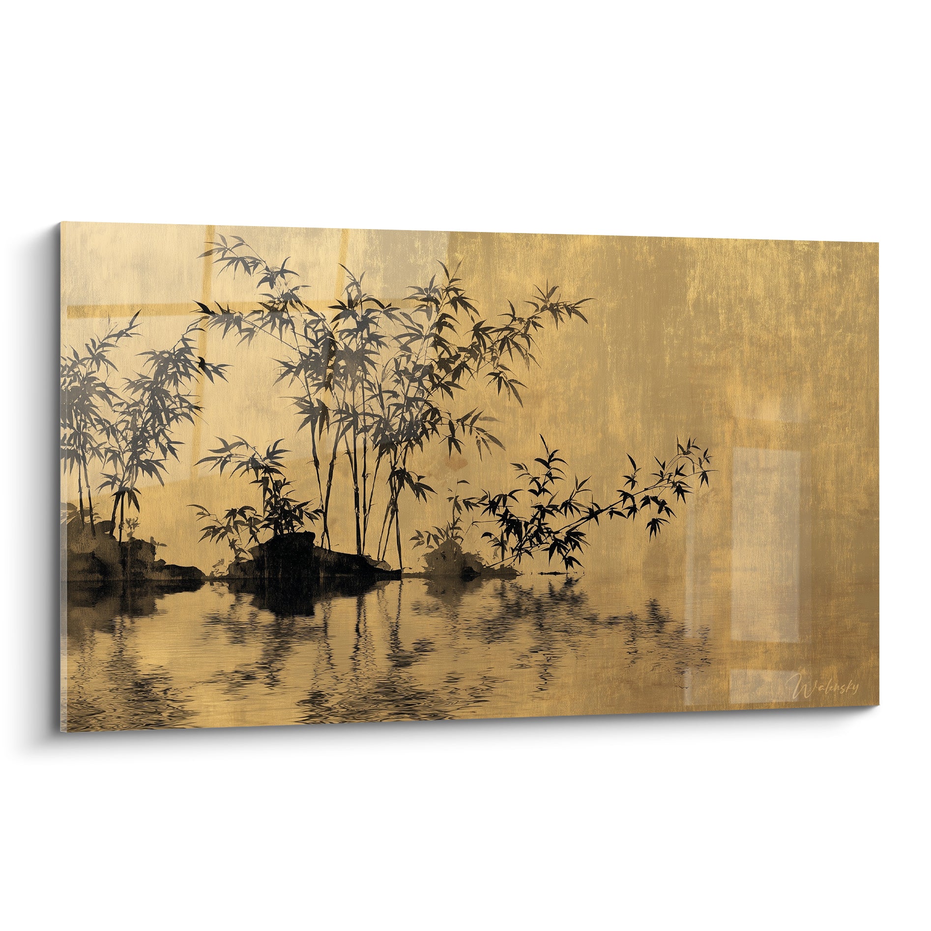 Bambous noirs et silhouettes anthracite se reflètent sur un fond doré et ocre patiné