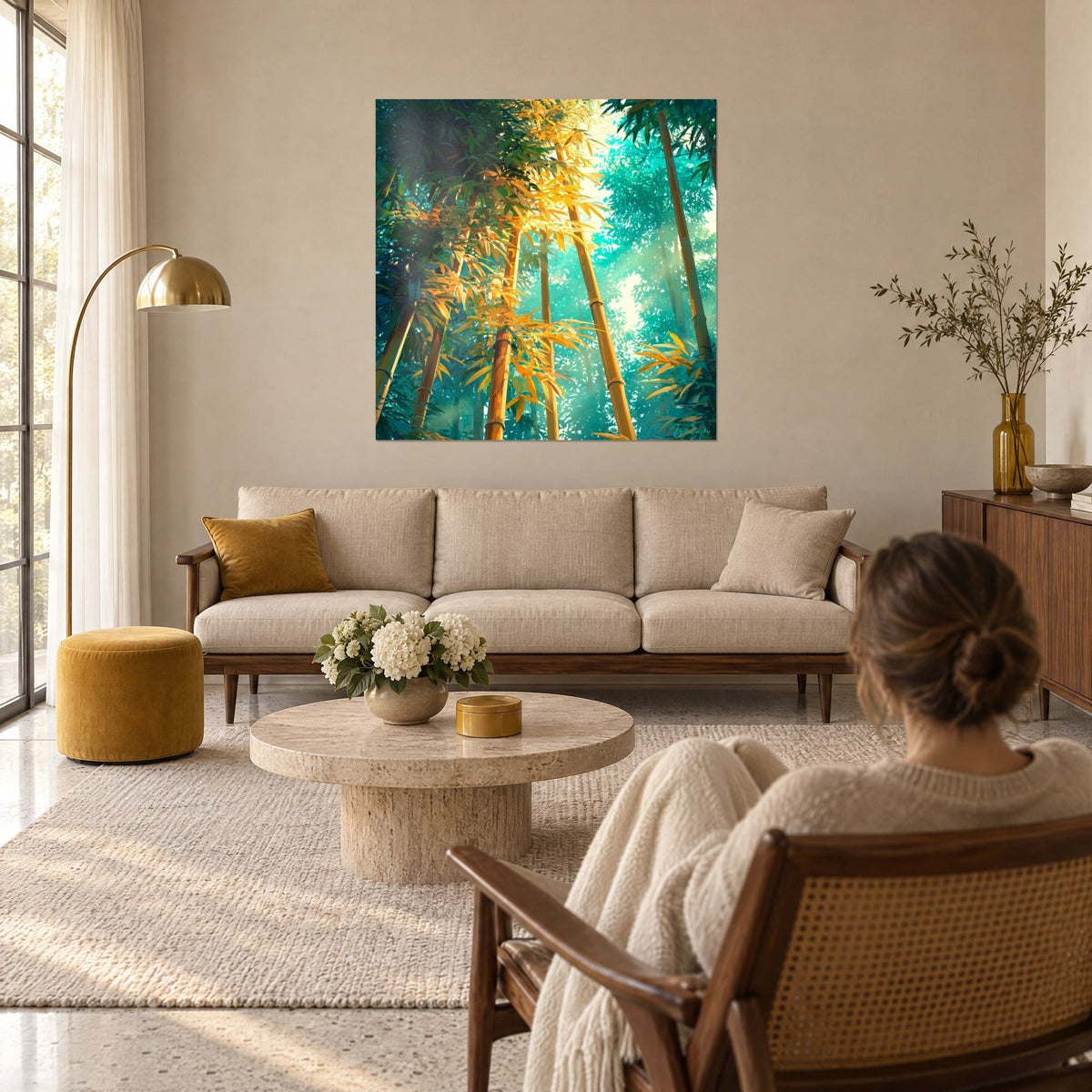 Quadro boschetto di bambù in contrappicato con steli dorati e fogliame turchese, raggi di luce, sopra un divano in un soggiorno luminoso