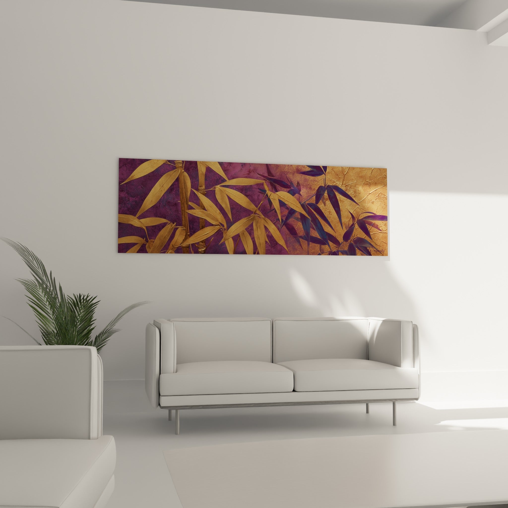 Tiges de bambou dorées et feuilles sombres sur fond ocre, au-dessus d'un canapé dans un salon lumineux