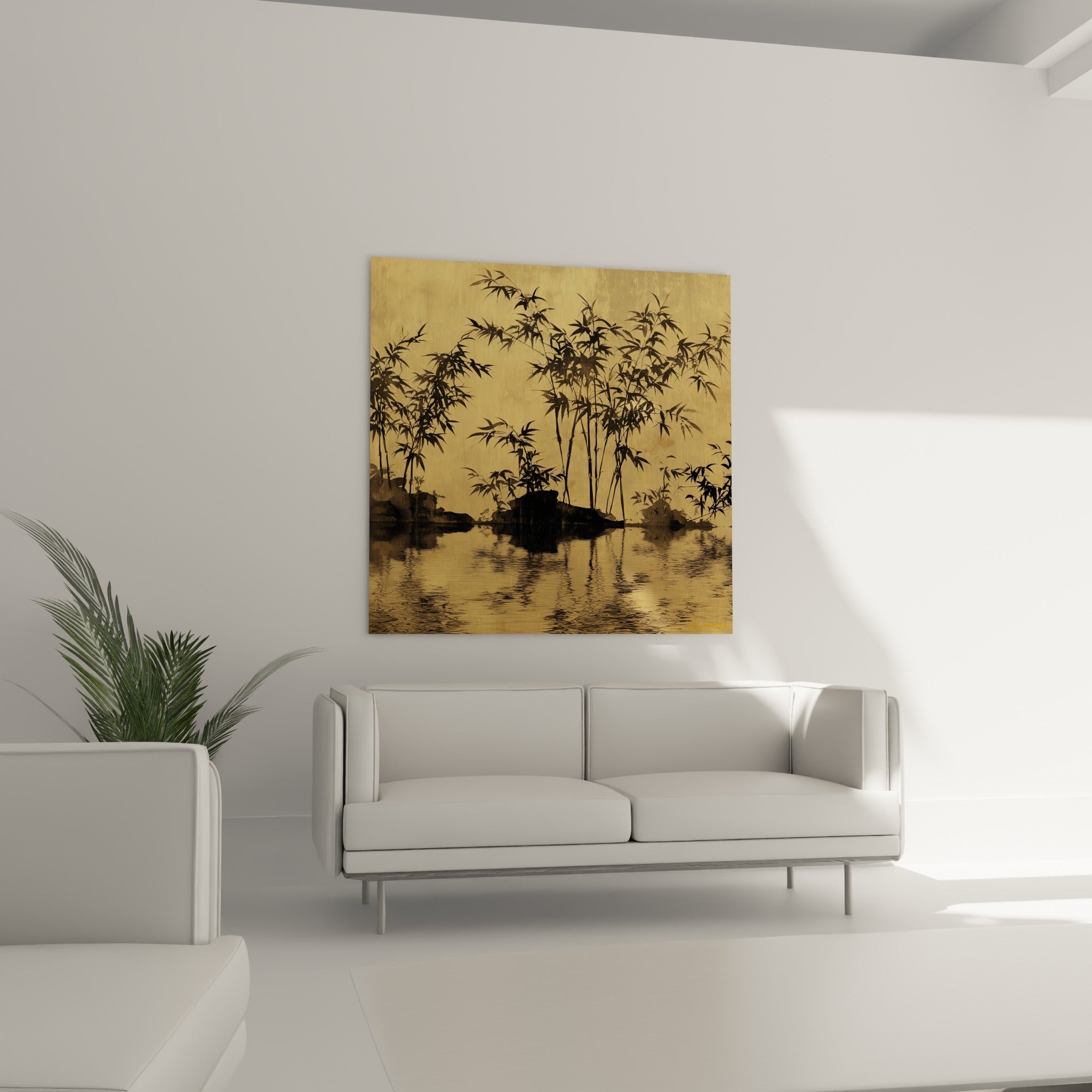 Tiges de bambou sombres et fond ocre composent la scène, accrochée au-dessus d'un canapé dans un salon lumineux