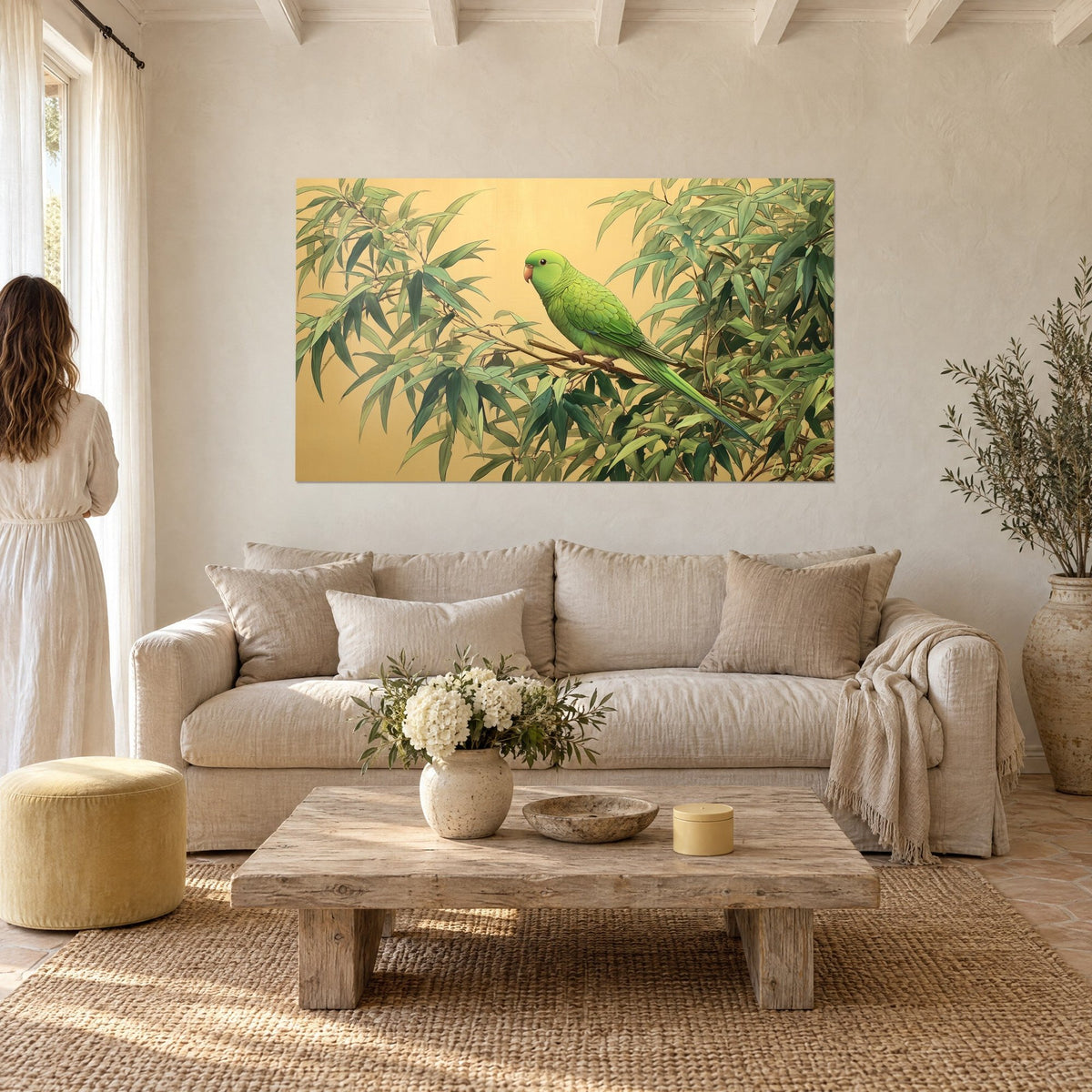 Tableau perruche émeraude perchée sur une branche de bambou, fond doré, canapé lin beige, au-dessus d'un canapé dans un salon lumineux