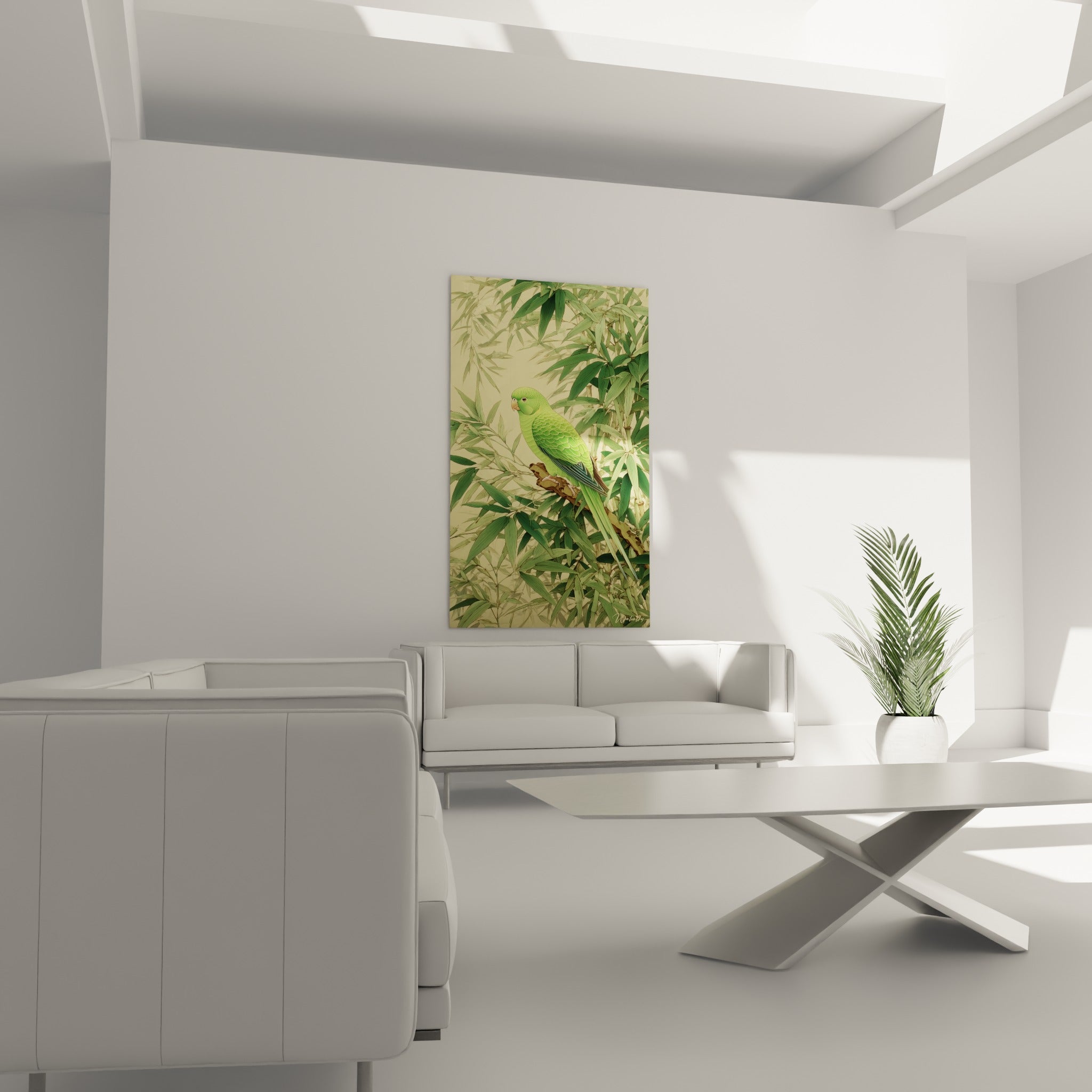 Plumage vert et queue élancée de ce perroquet posé sur bois, au-dessus d'un canapé dans un salon lumineux