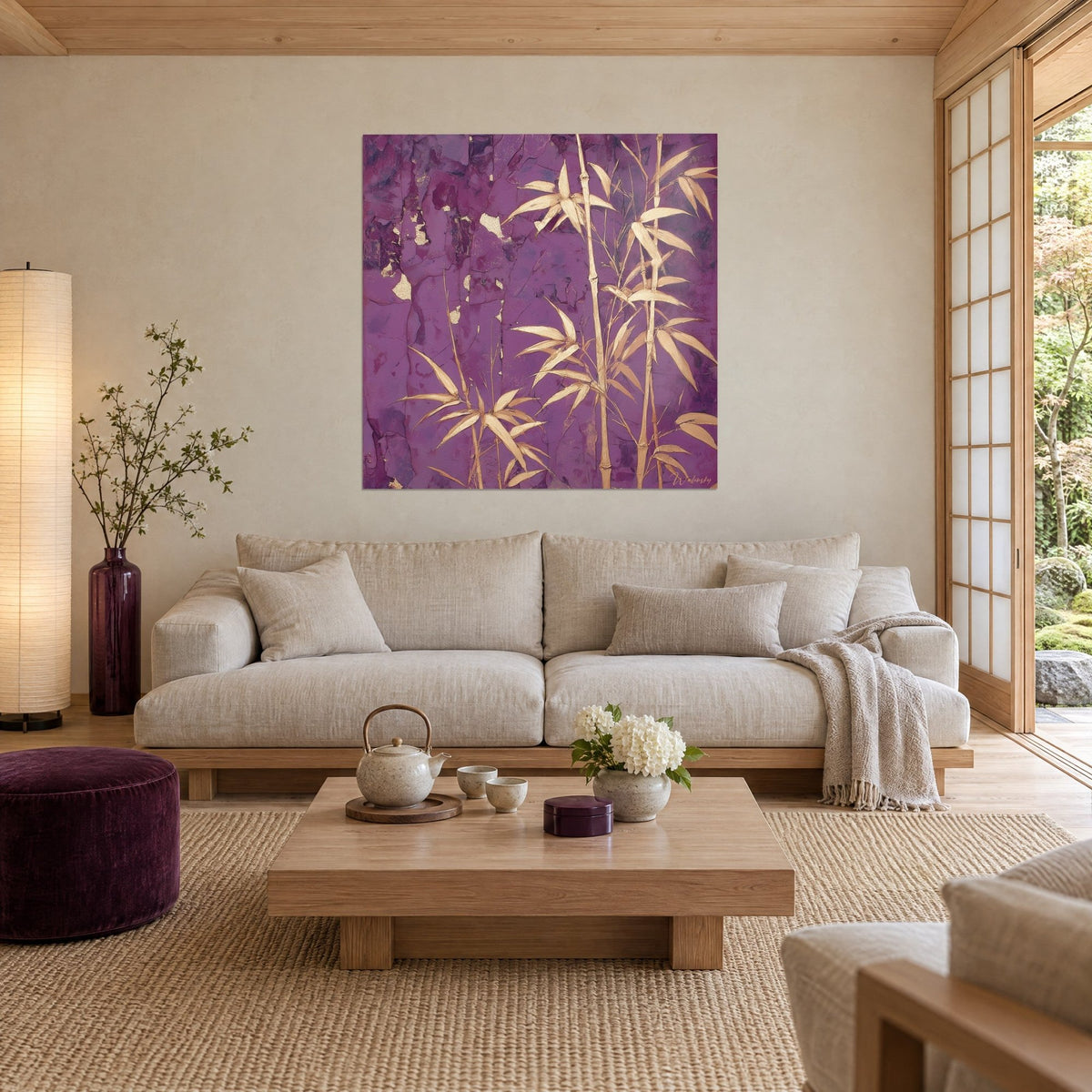Quadro bambù dorato su fondo prugna screpolato, foglie avorio e oro, sopra un divano in un soggiorno luminoso