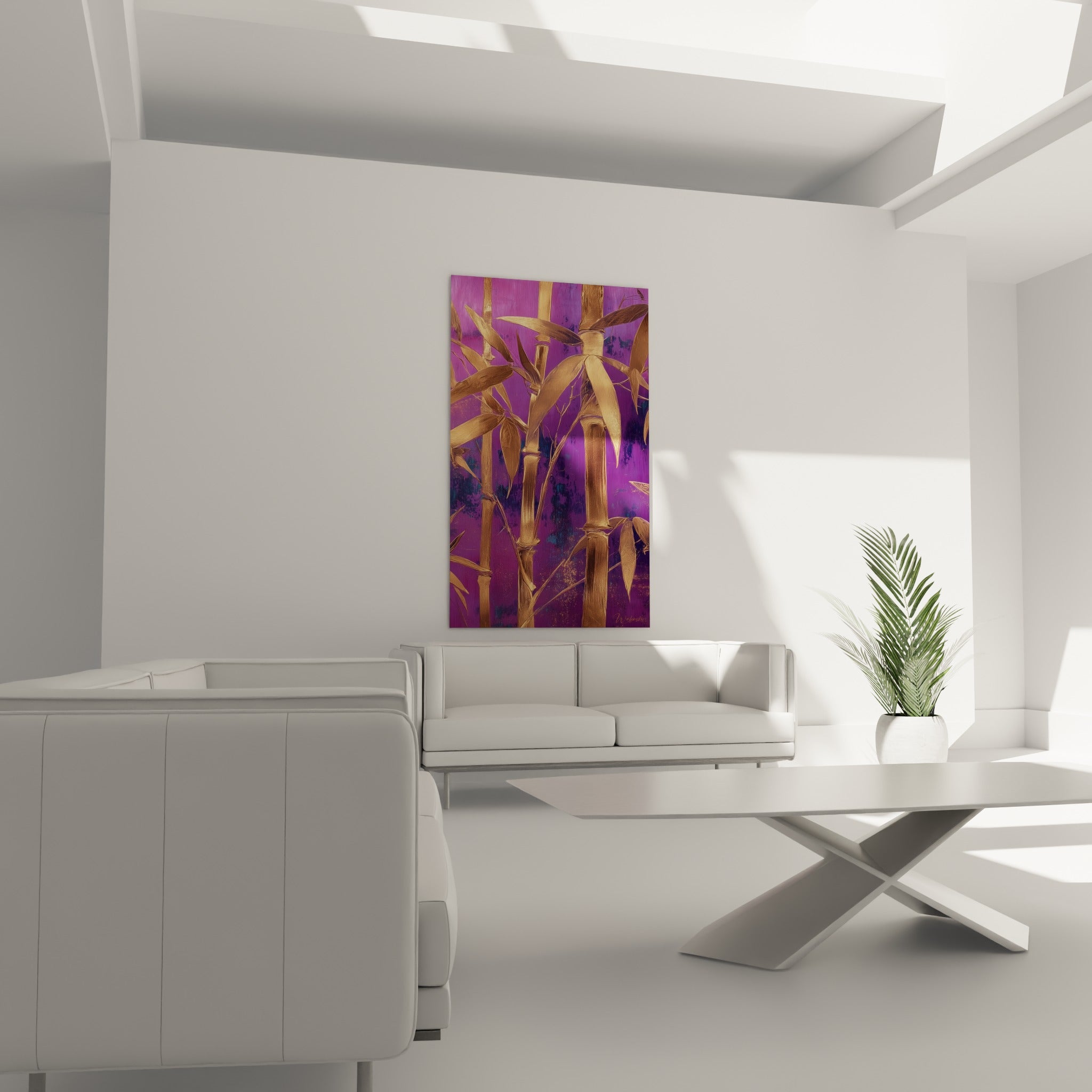 Feuillage de bambou doré et violet mystérieux au-dessus d'un canapé dans un salon lumineux