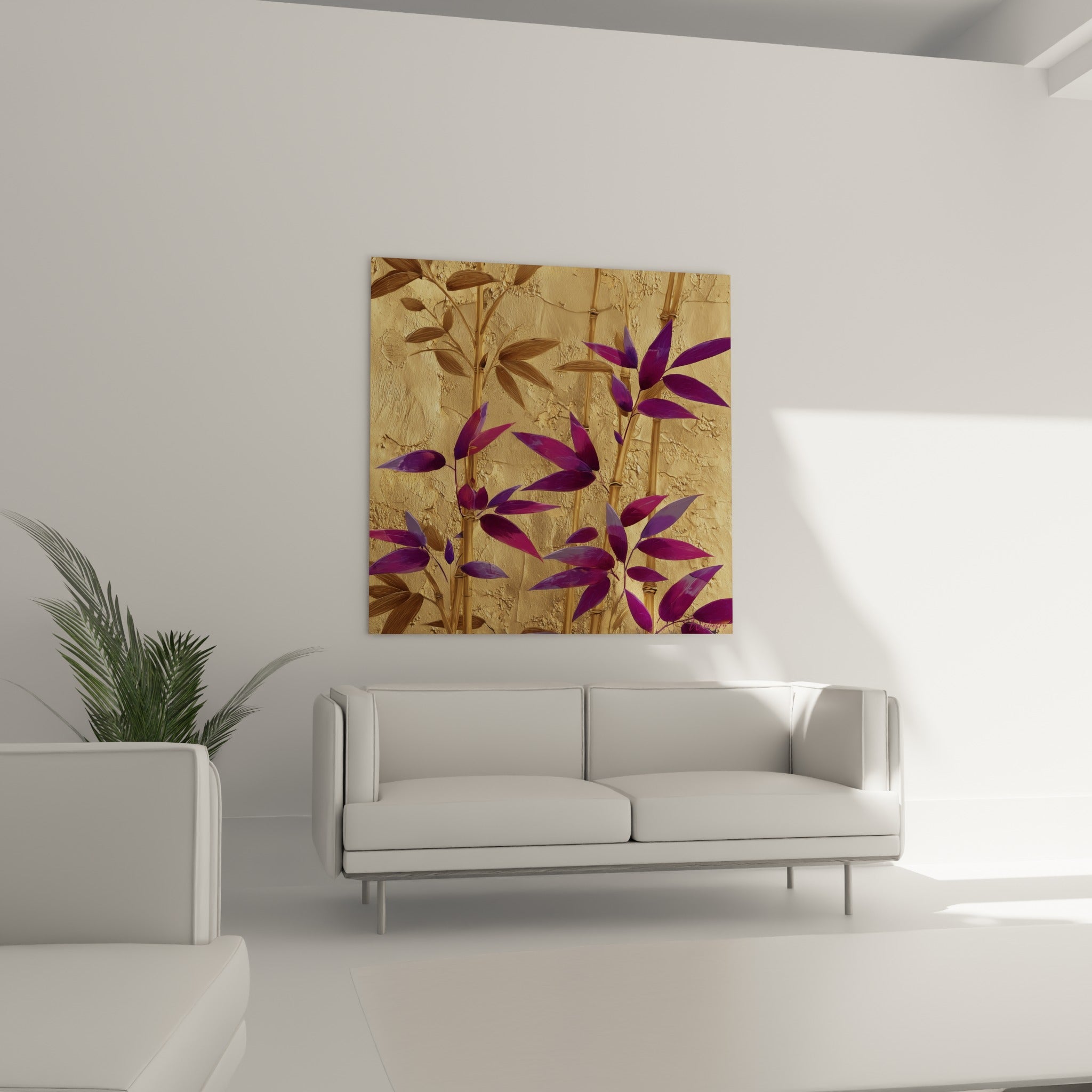 Feuillage de bambou violet et bronze surplombant un canapé dans un salon lumineux