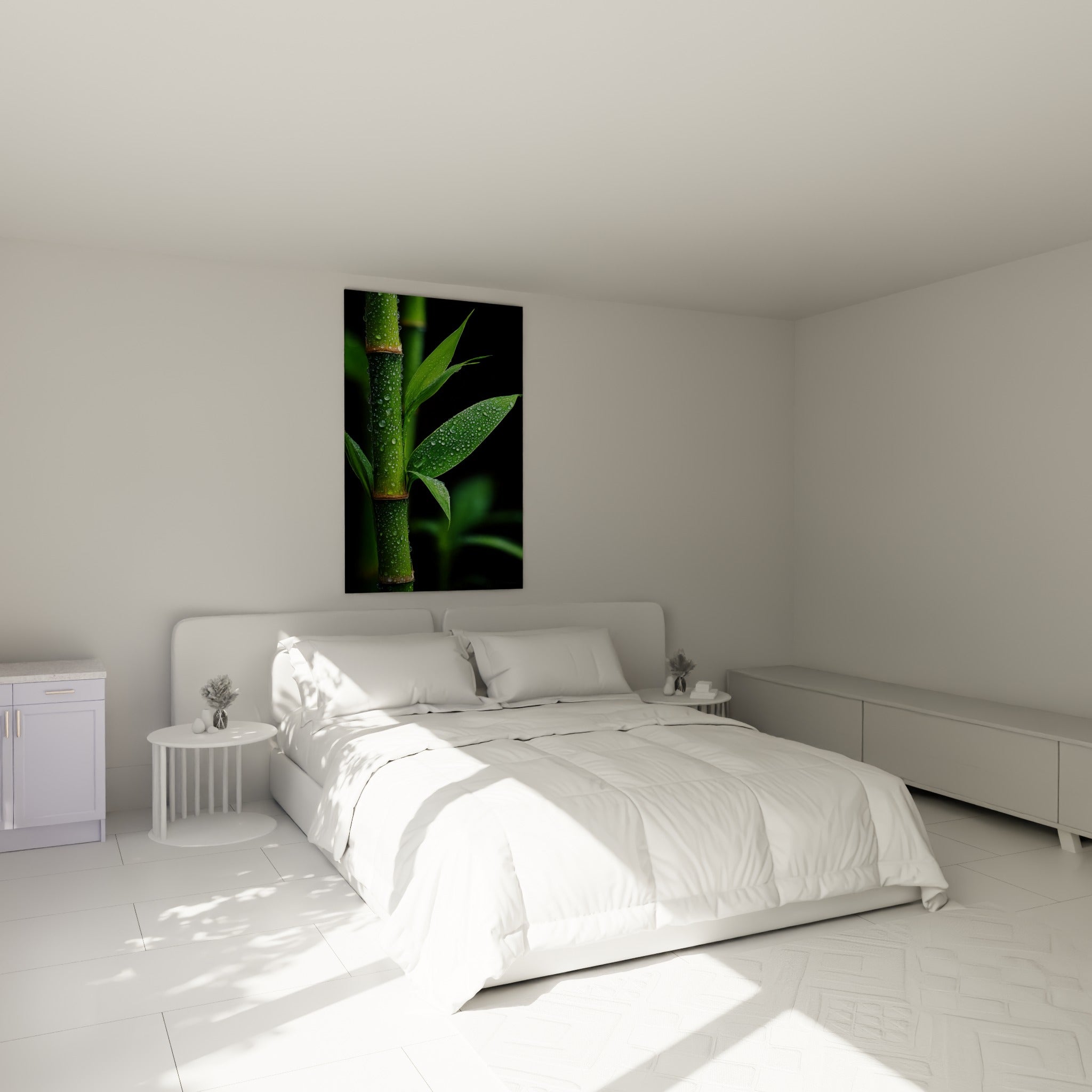 Tige de bambou verte aux gouttes argentées au-dessus d'un lit dans une chambre claire